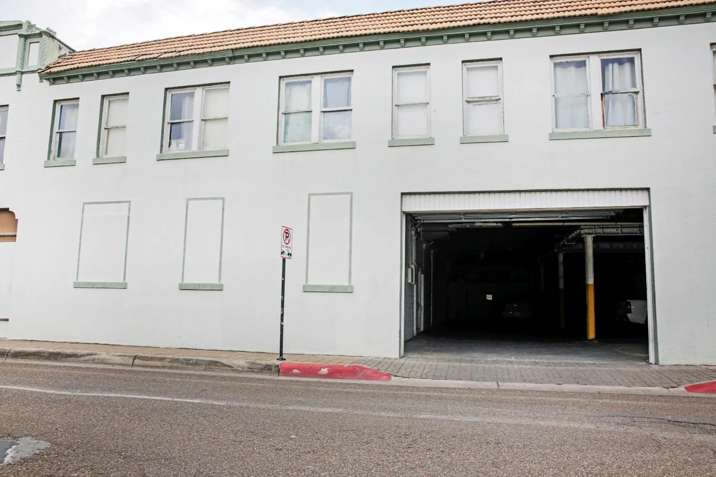 Facade/entrance, Property Building in OYO Cameron Historic Hotel Brownsville I-69E