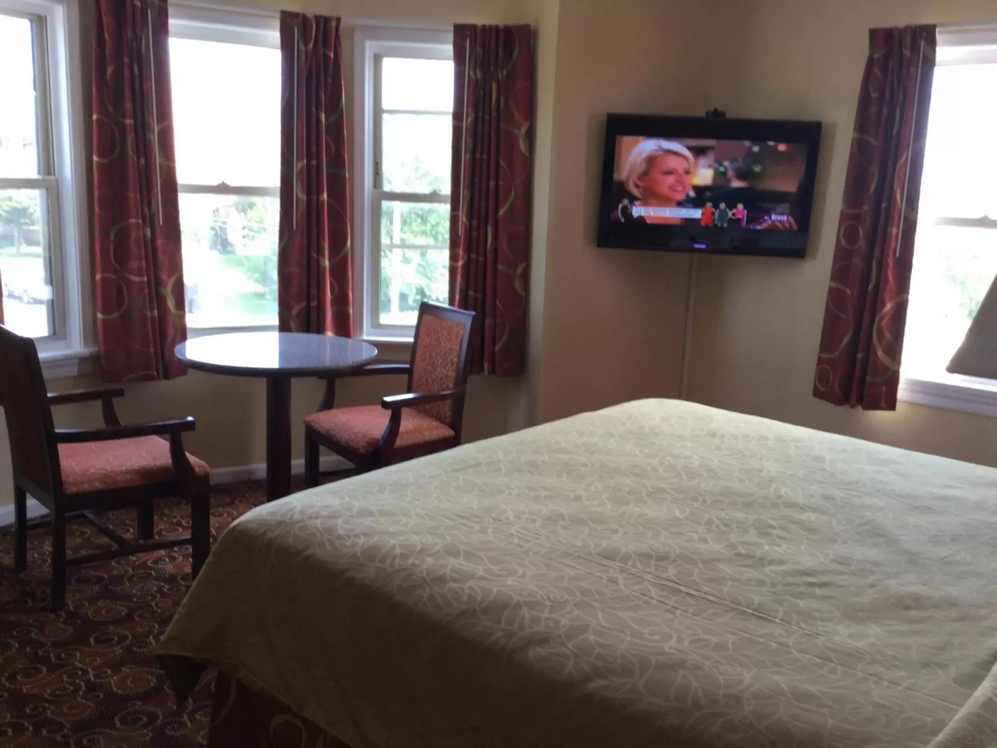 Day, TV/Entertainment Center in Red Carpet Inn-Bridgeton/Vineland