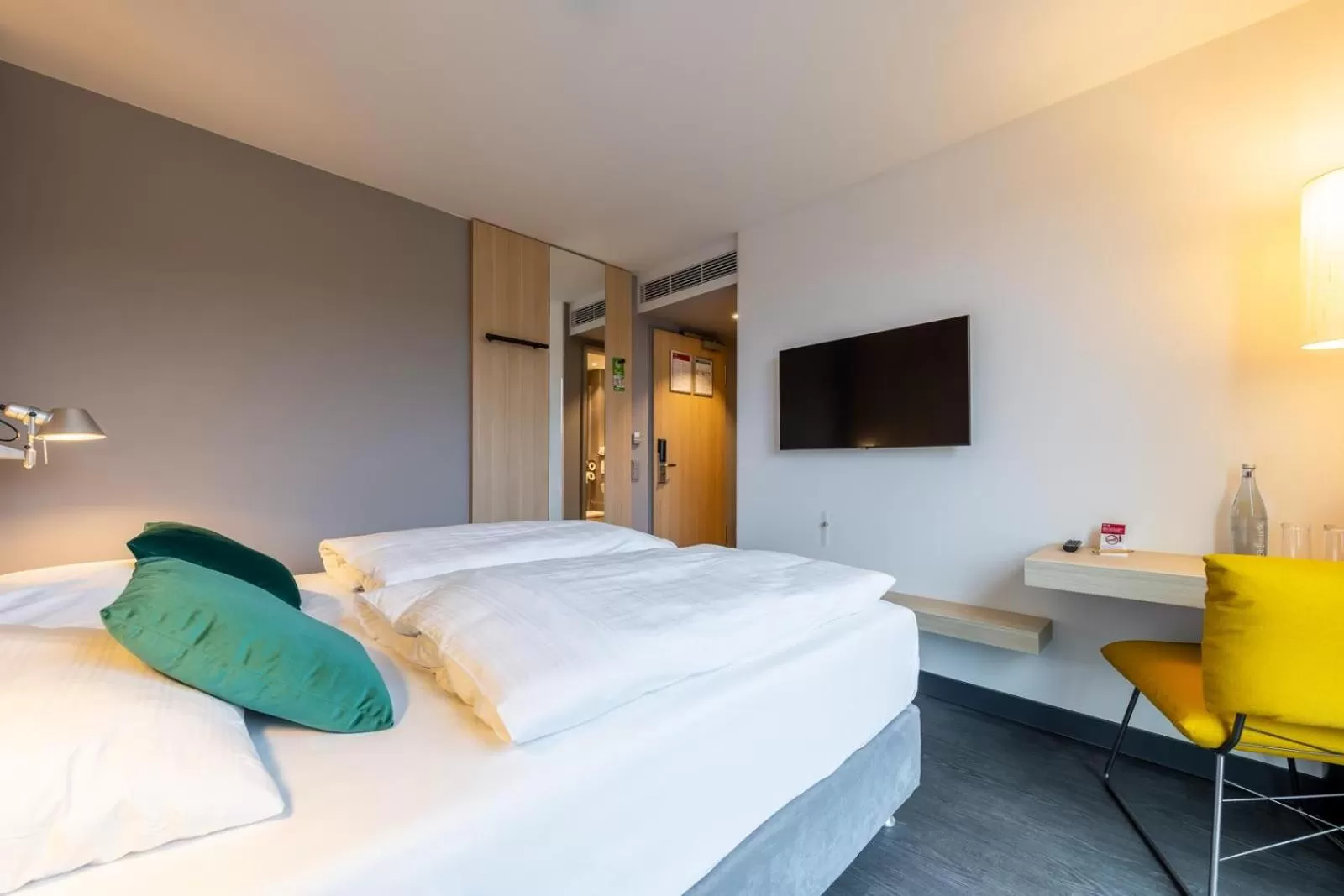 Photo of the whole room, Bed in Serways Hotel Hösel