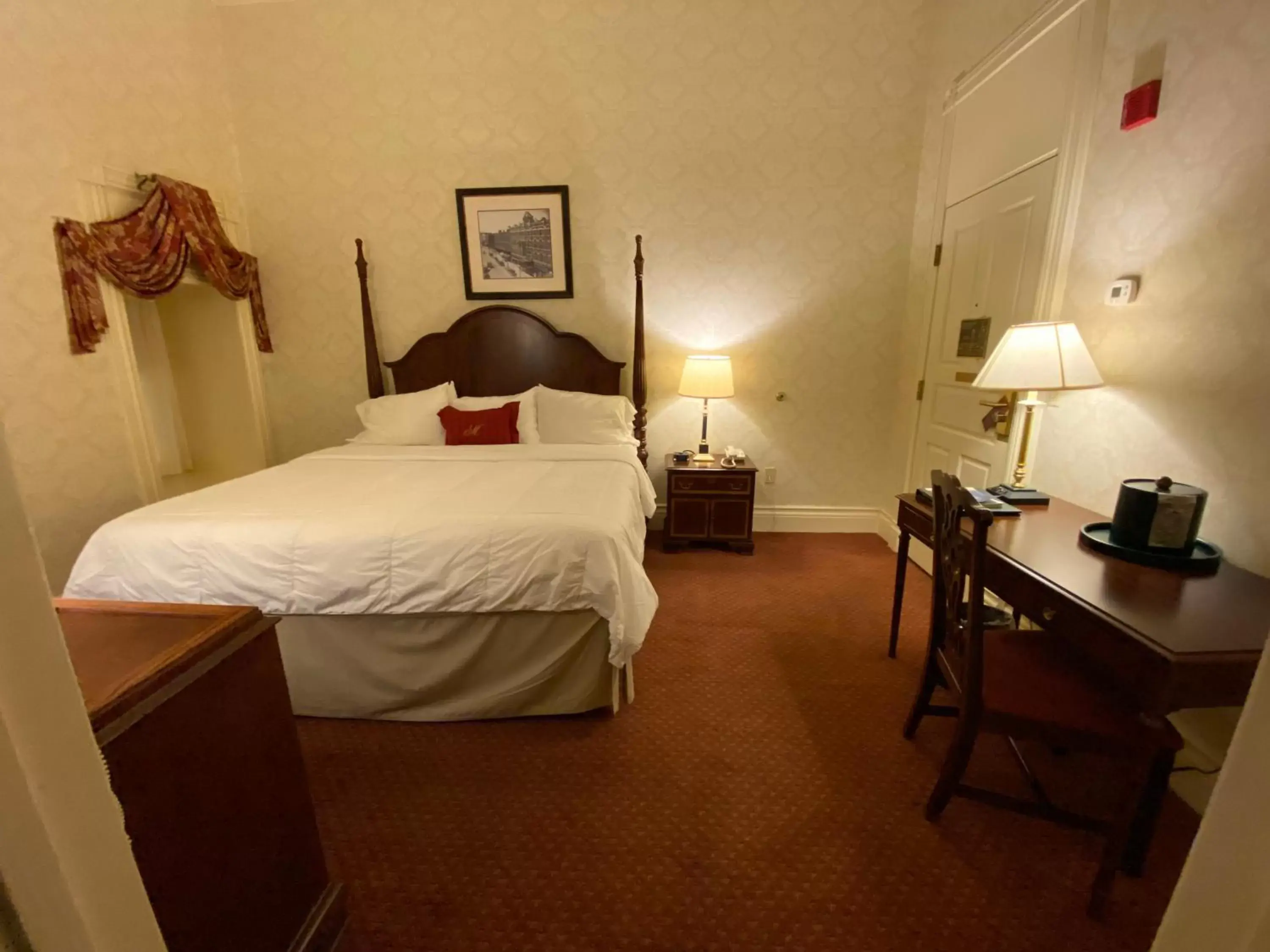 Bedroom, Bed in General Morgan Inn