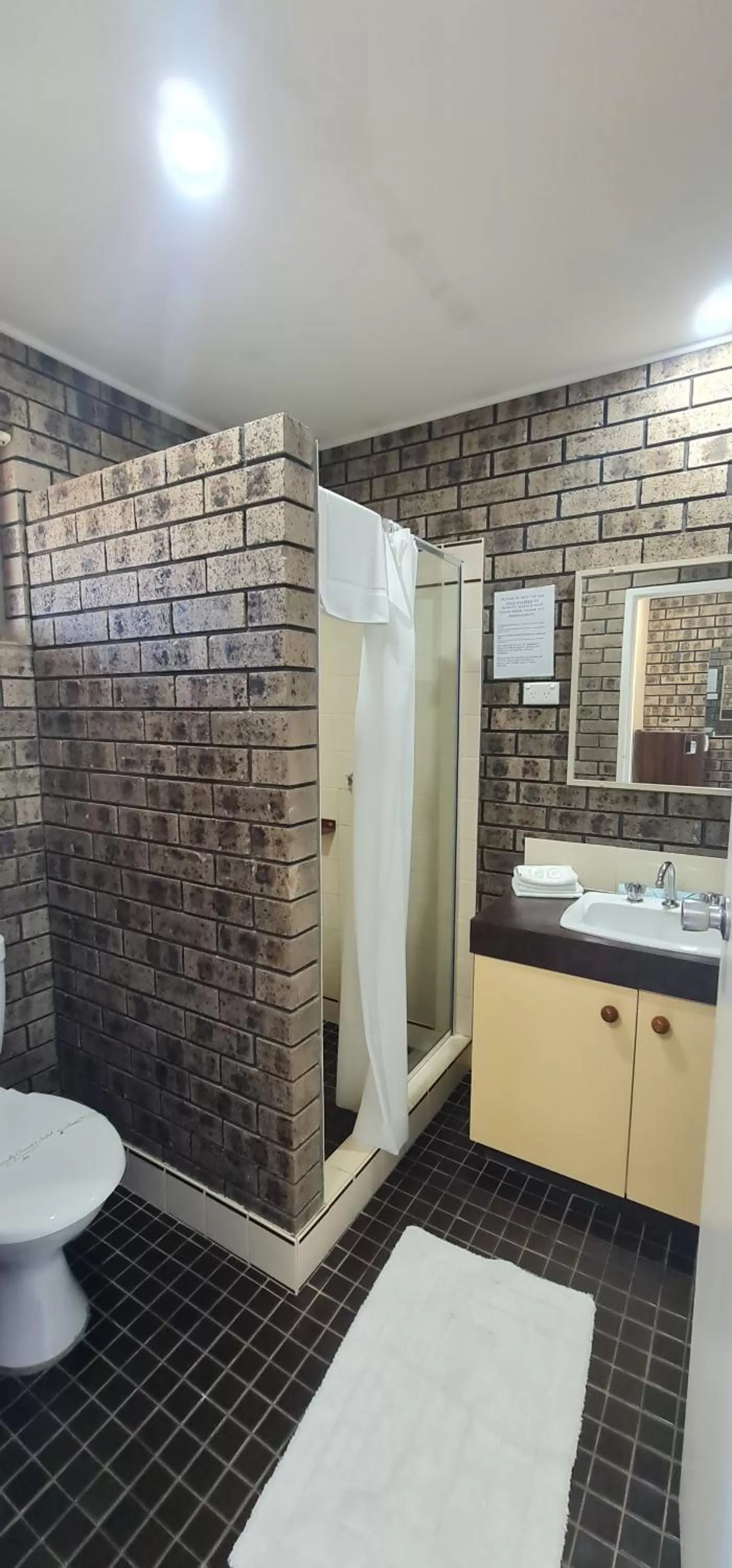 Bathroom in The SIM - Sussex Inlet Motel