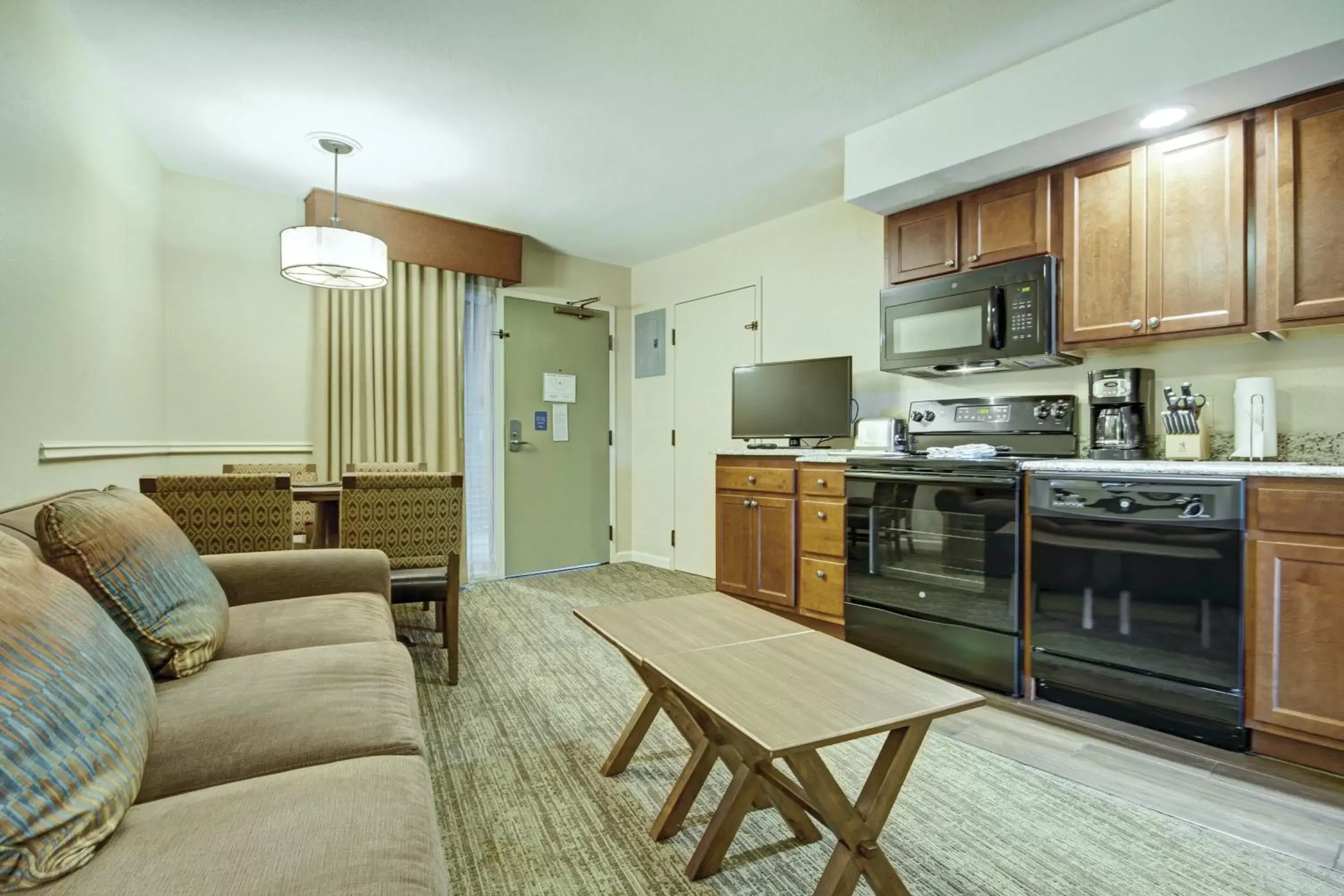 Living room, Kitchen/Kitchenette in Club Wyndham Durango