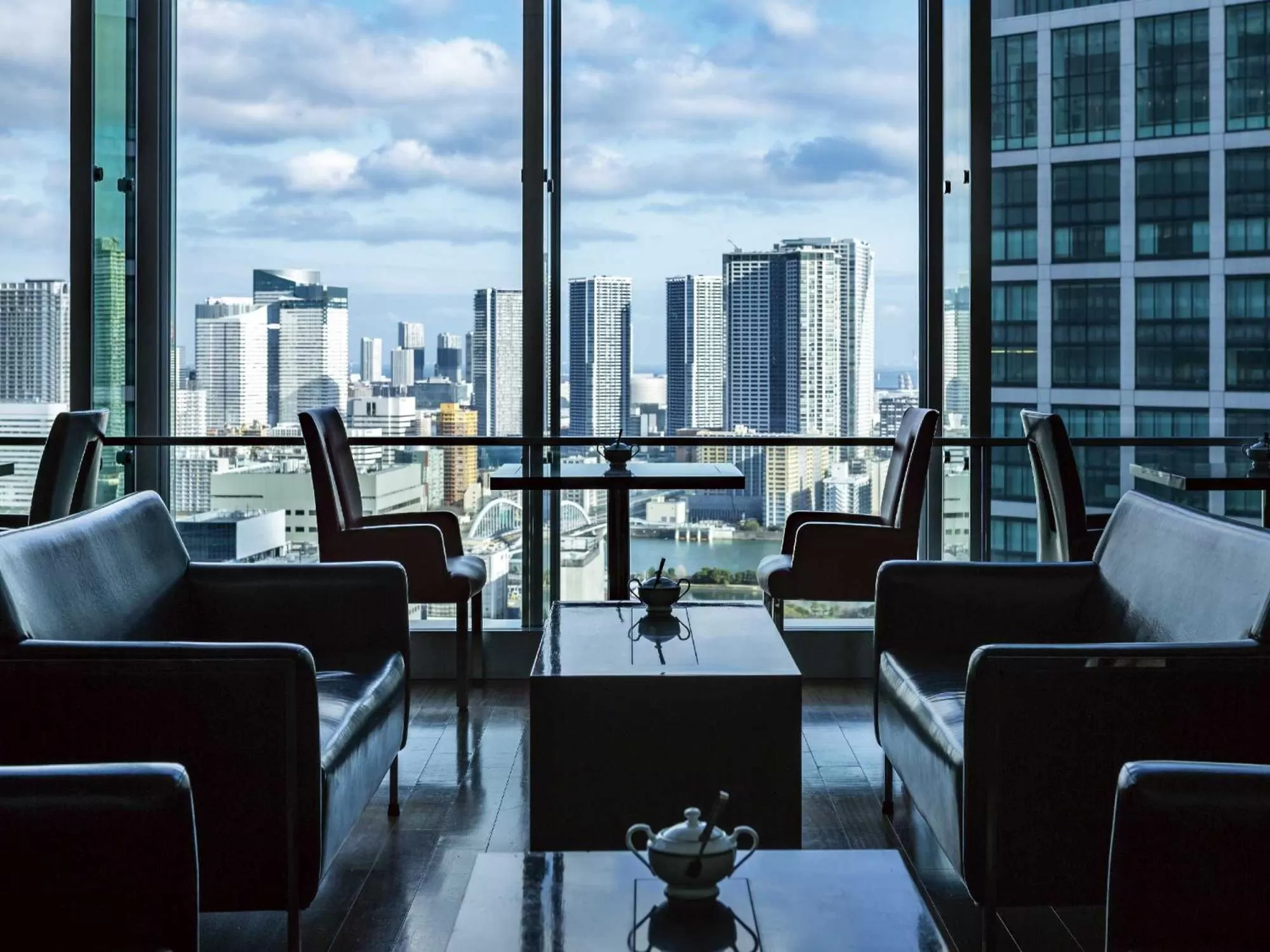 Lounge or bar in The Royal Park Hotel Iconic Tokyo Shiodome
