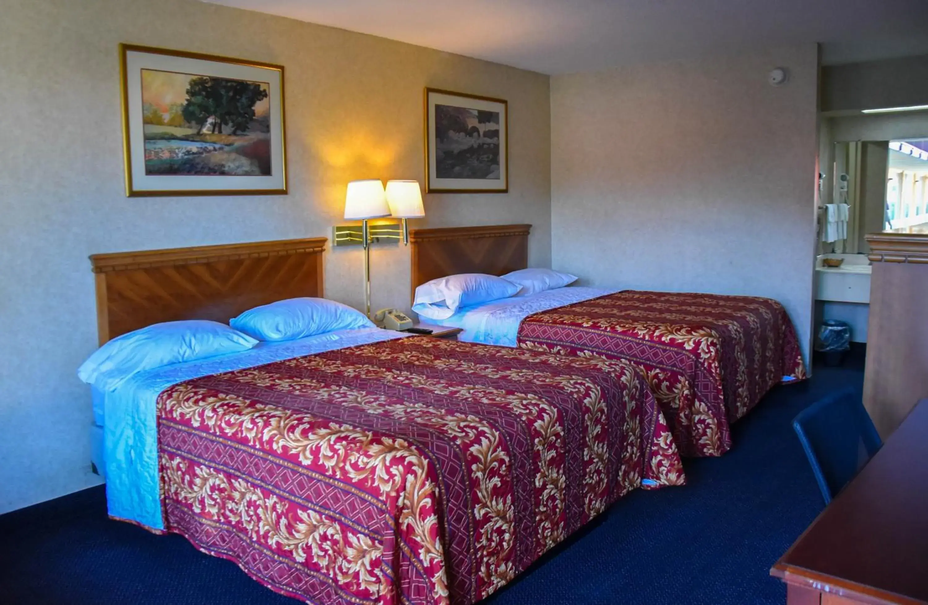 Bed in Homeplace Inn Bed in Homeplace Inn