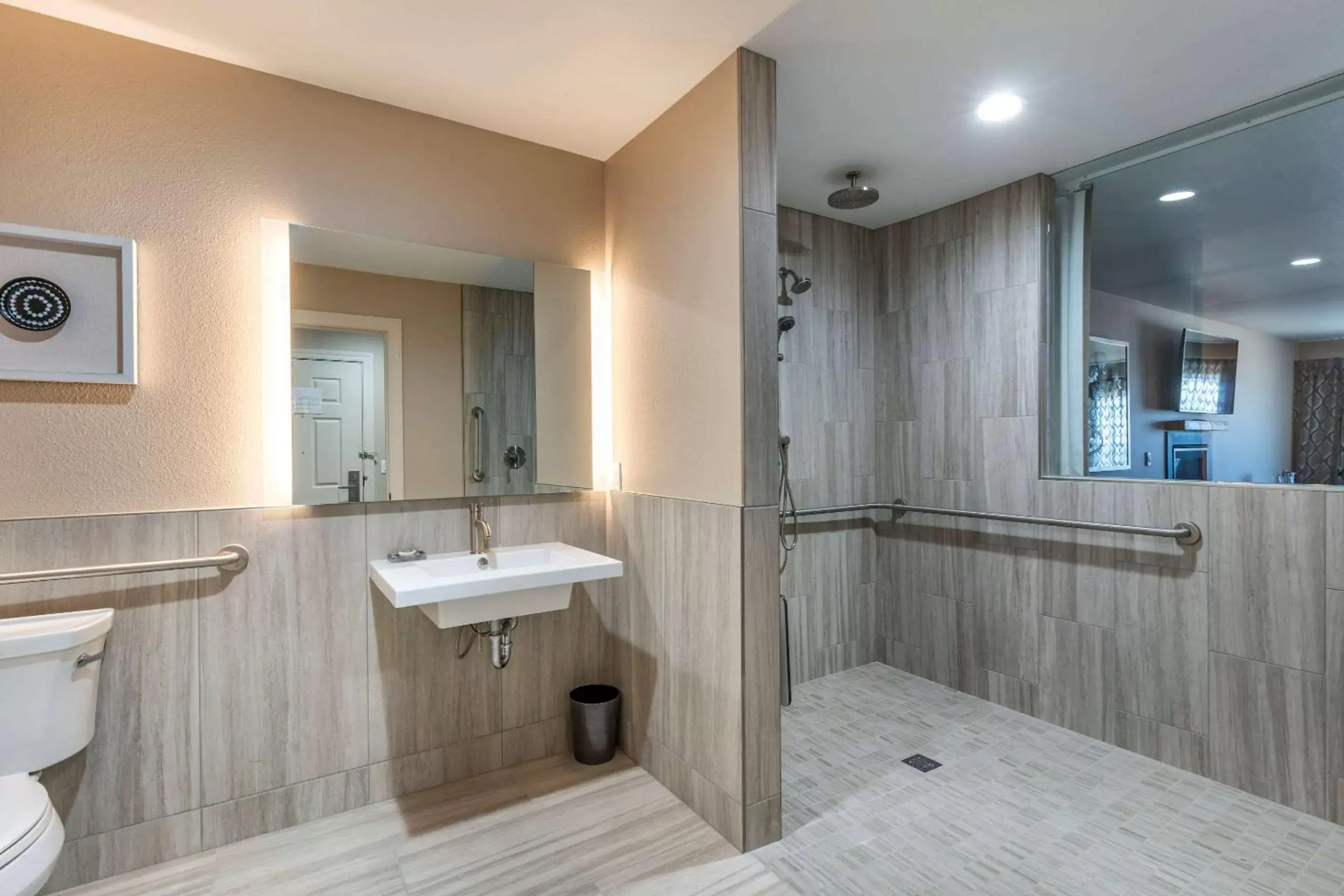 Bathroom in Lincoln Sands Oceanfront Resort, Ascend Hotel Collection