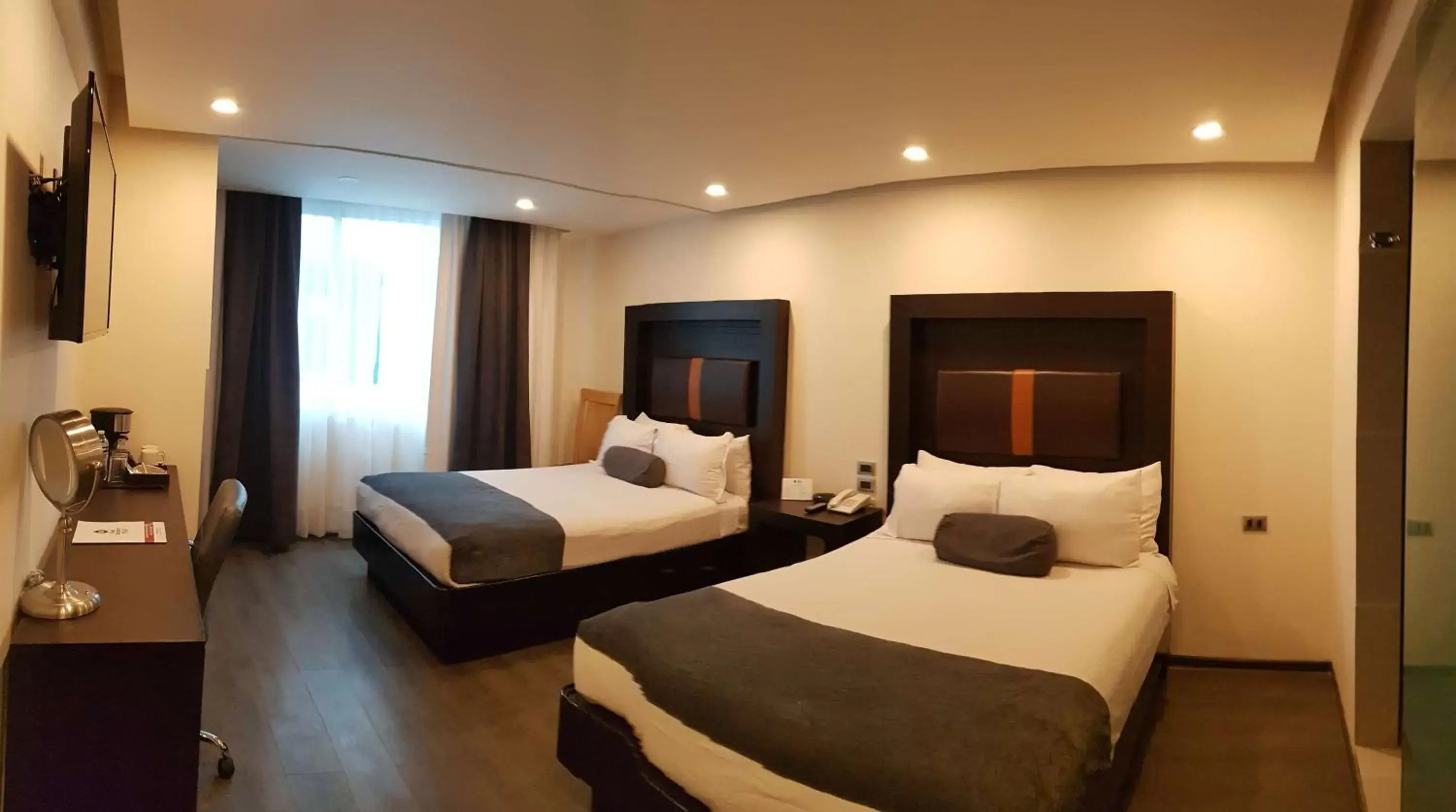 Photo of the whole room, Bed in Best Western Plus Metepec & Suites