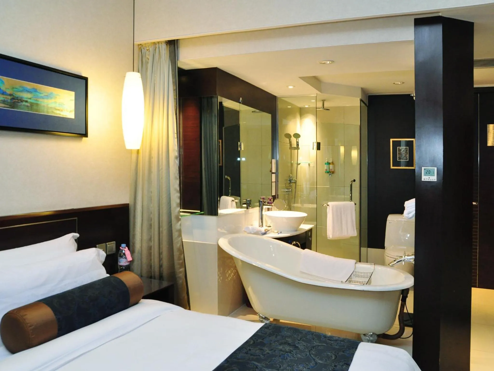 Bathroom, Bed in Jinling Purple Mountain Hotel Shanghai（Shanghai Grand Trustel Purple Mountain Hotel）