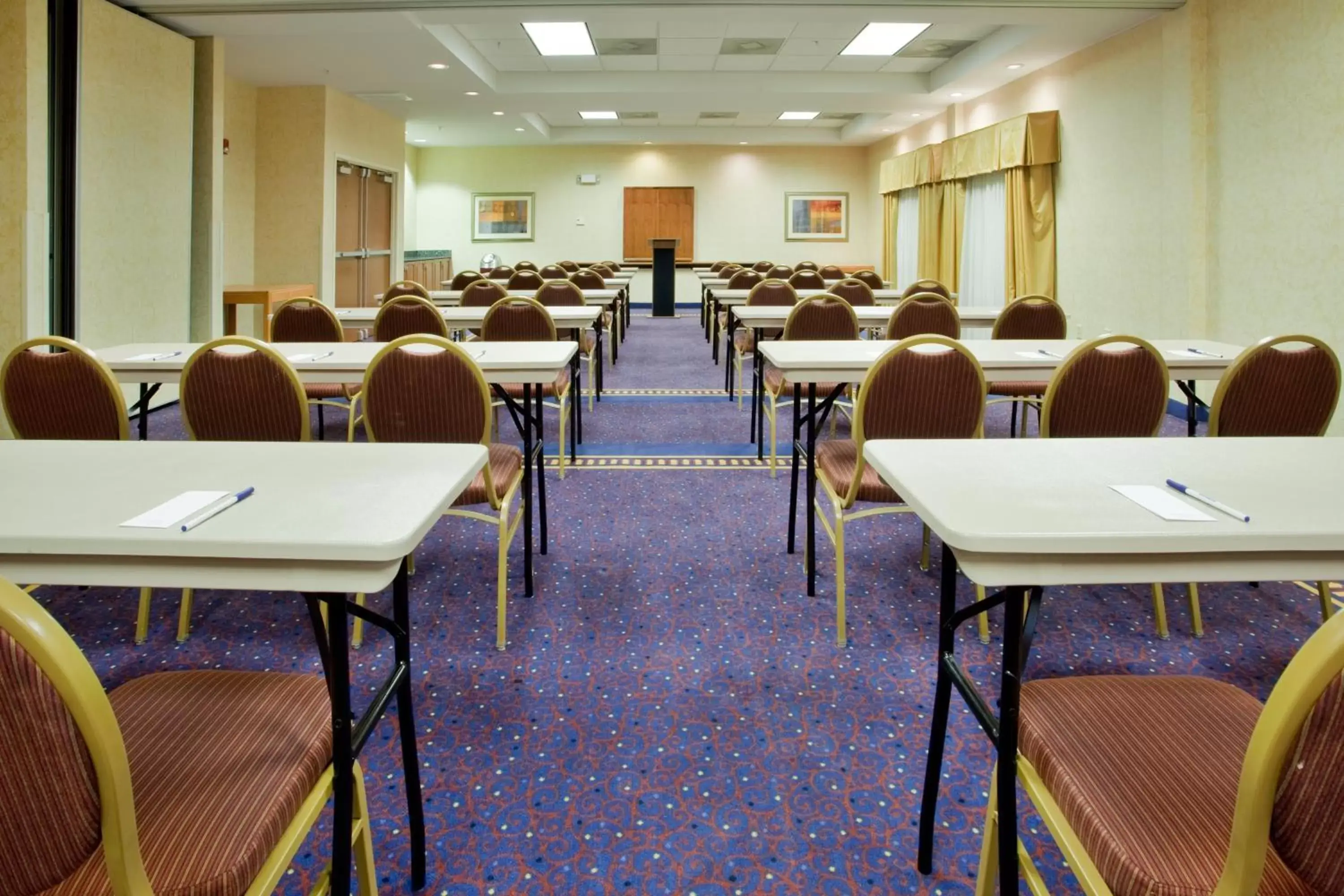 Meeting/conference room in Holiday Inn Express Ashland, an IHG Hotel