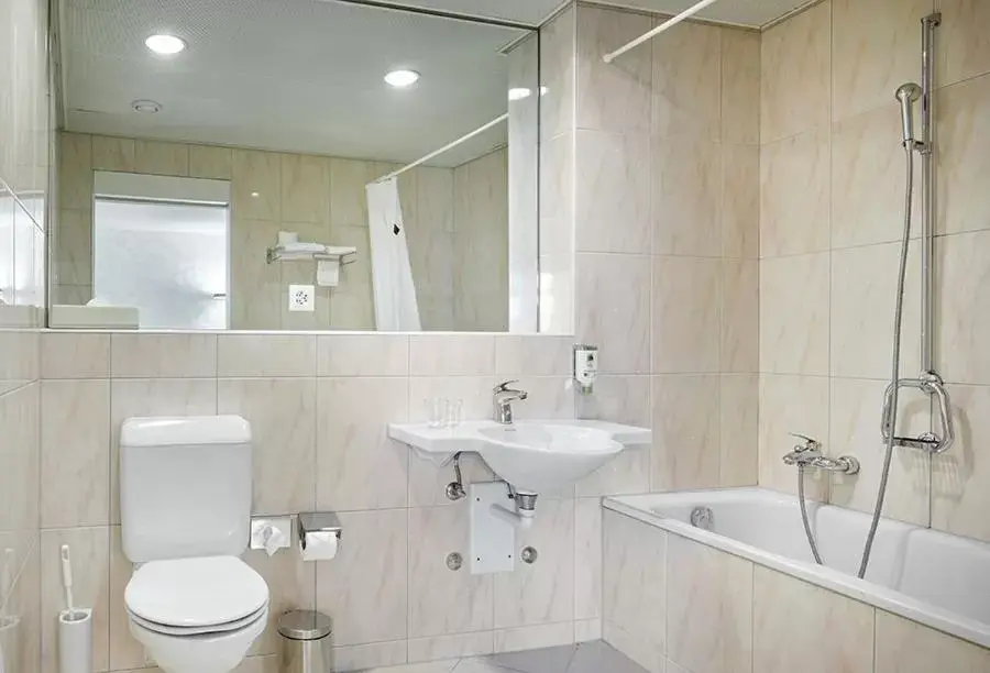 Bathroom in Hotel du Commerce