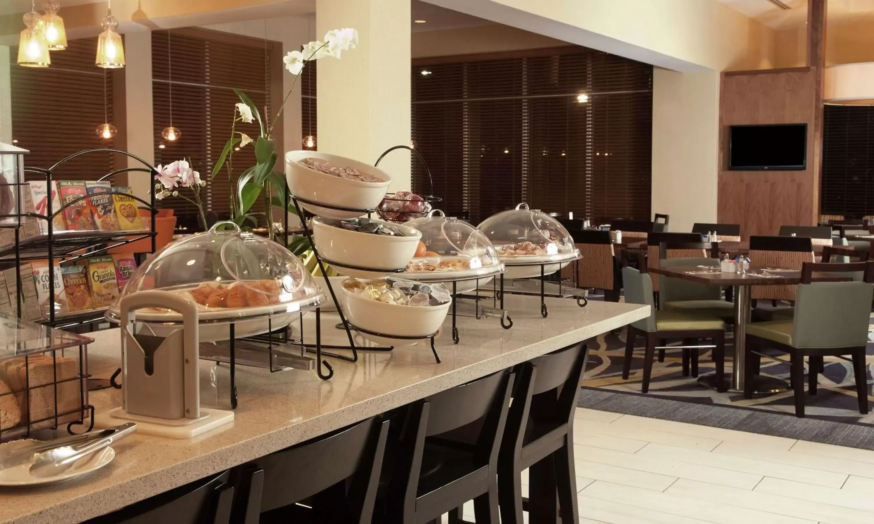 Breakfast, Restaurant/Places to Eat in Hilton Garden Inn Orlando Airport