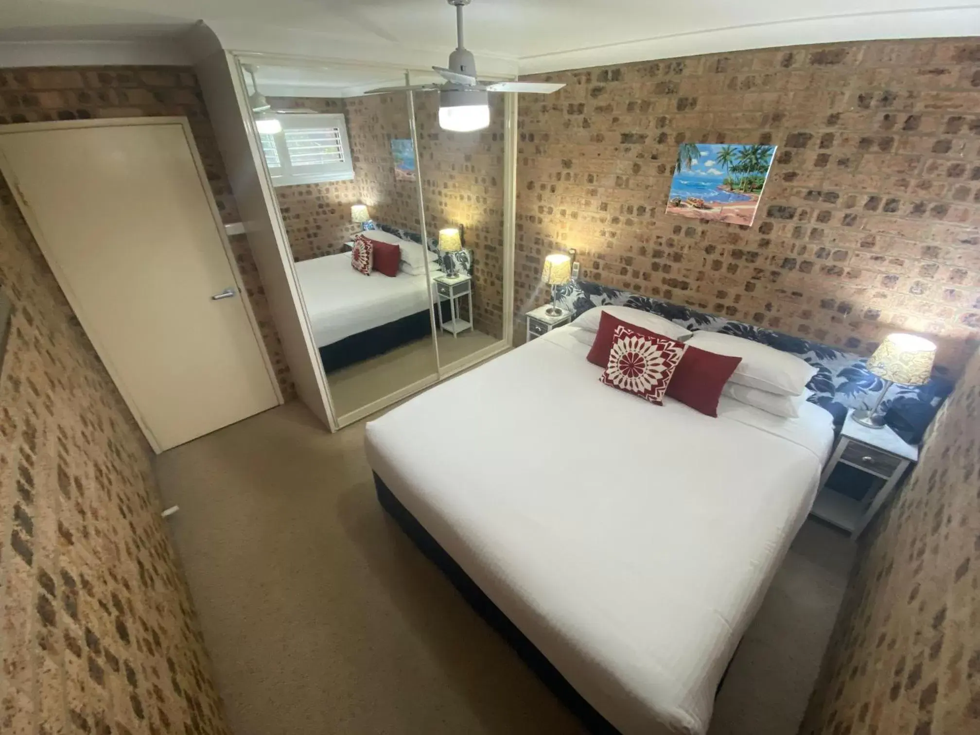 Bed in Avaleen Lodge Motor Inn