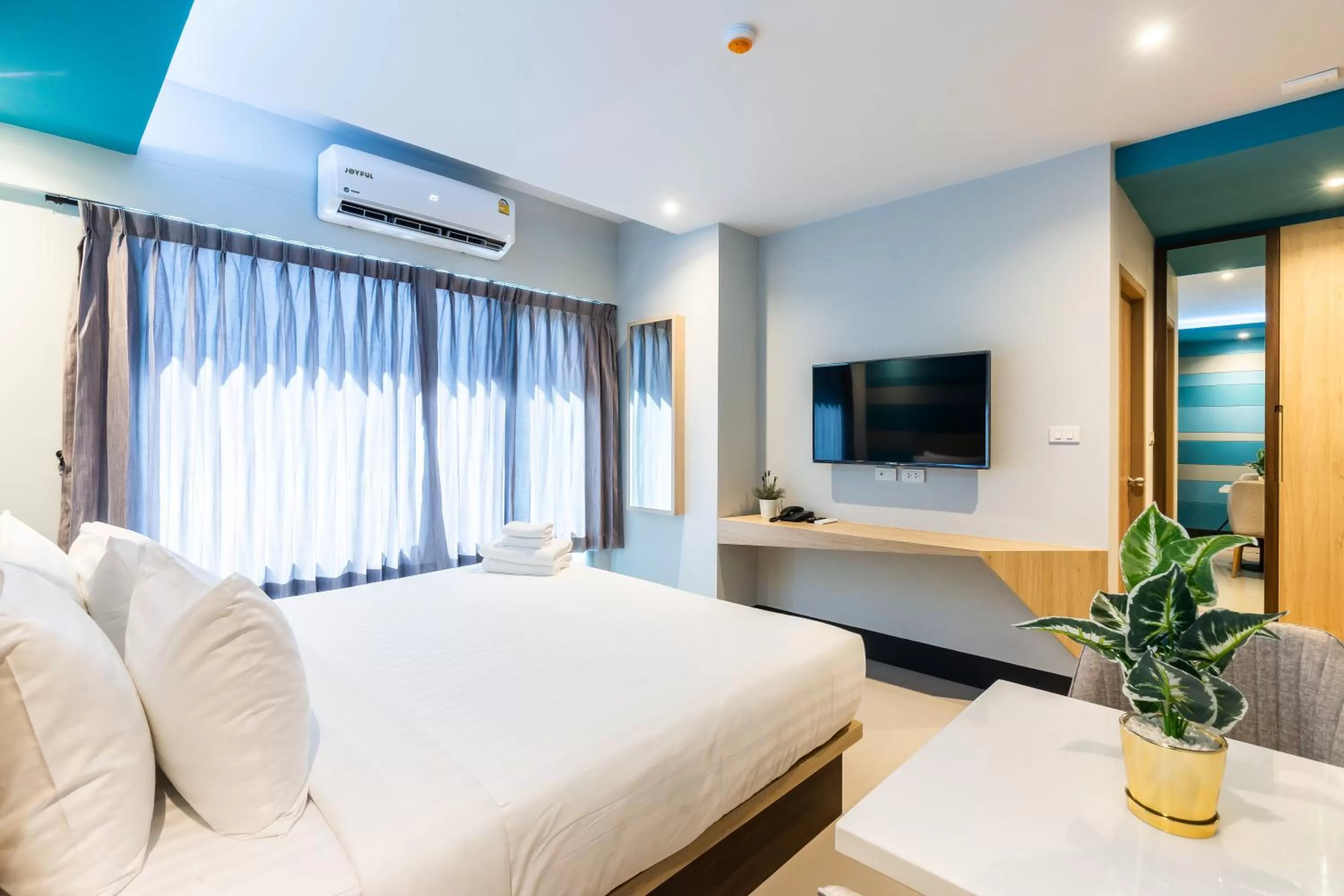 Communal lounge/ TV room, Bed in Hi Sotel Victory Monument