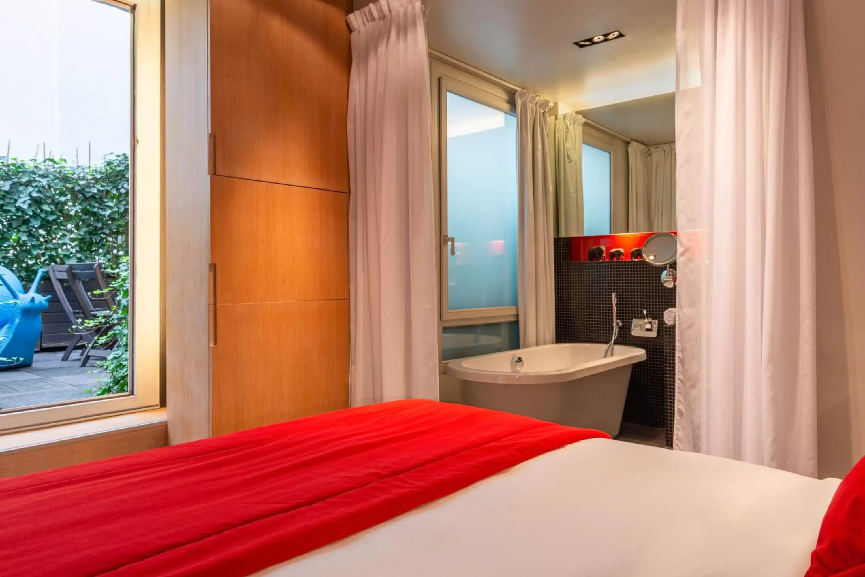 Bed, Bathroom in Golden Tulip Opera de Noailles