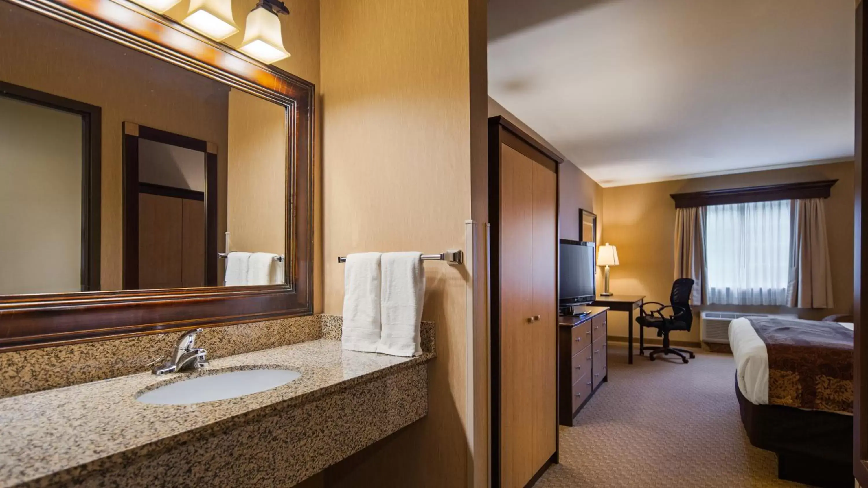 Bedroom, Bathroom in Crandon Inn & Suites