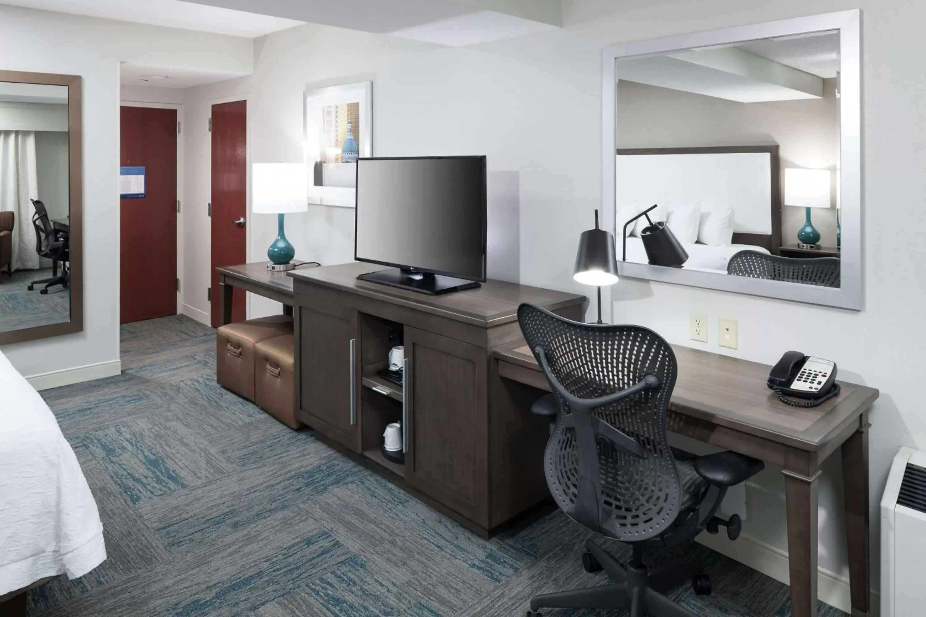 Bed, TV/Entertainment Center in Hampton Inn St Louis- at the Arch