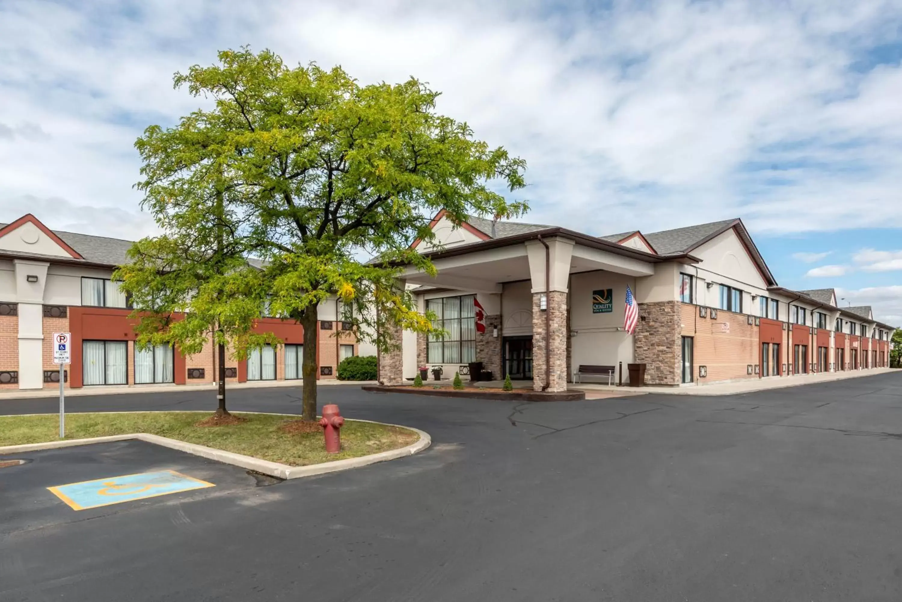 Property Building in Quality Inn & Suites Toronto West 401-Dixie