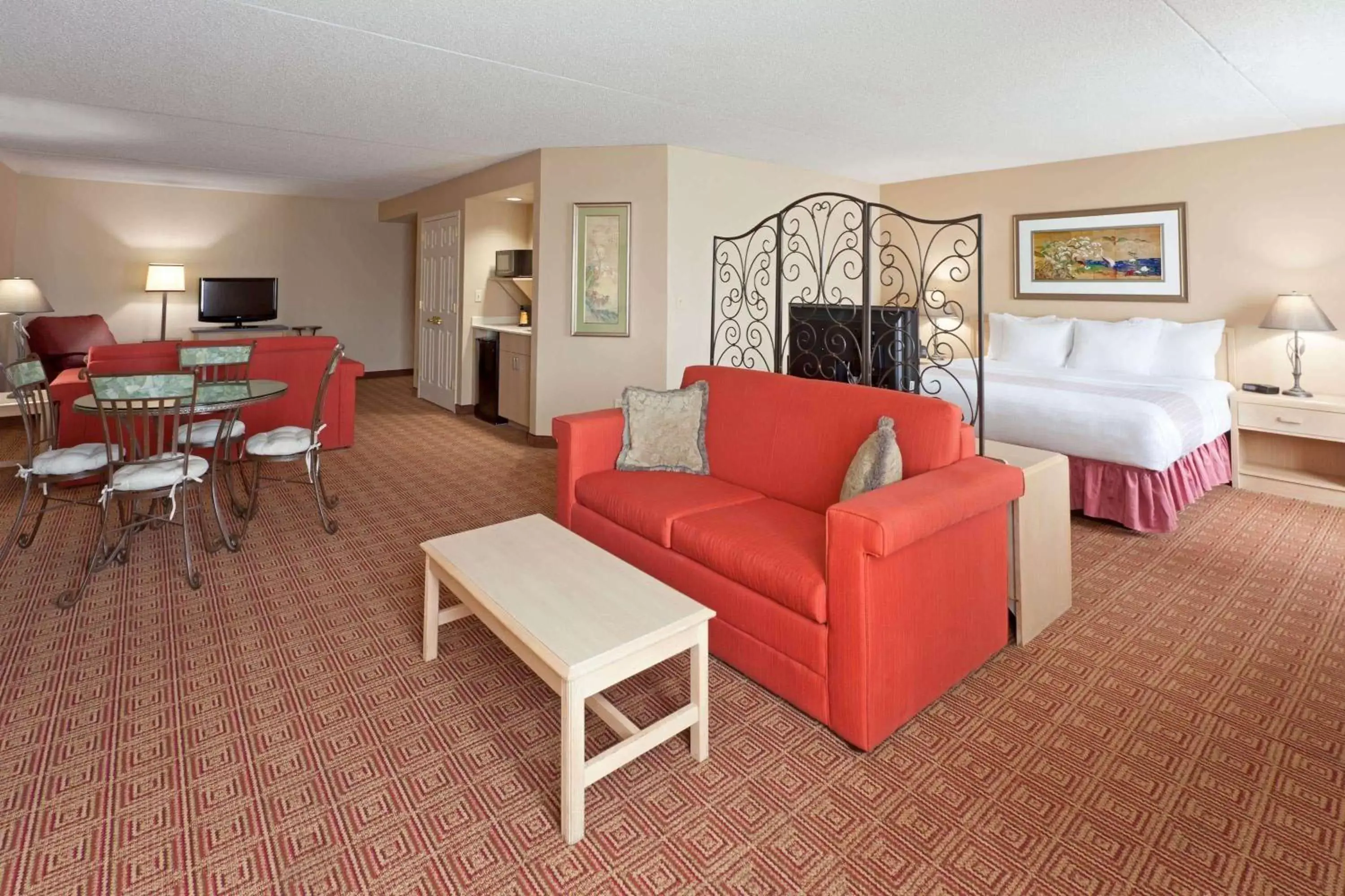 Photo of the whole room, Seating Area in La Quinta by Wyndham Garden City
