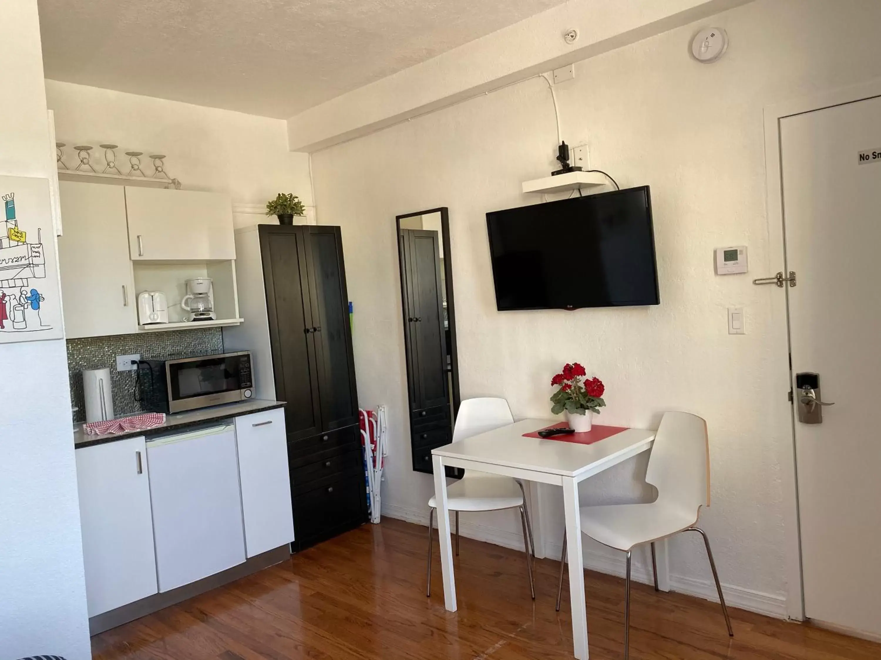 Kitchen or kitchenette, Dining Area in Harding Boutique Apartments