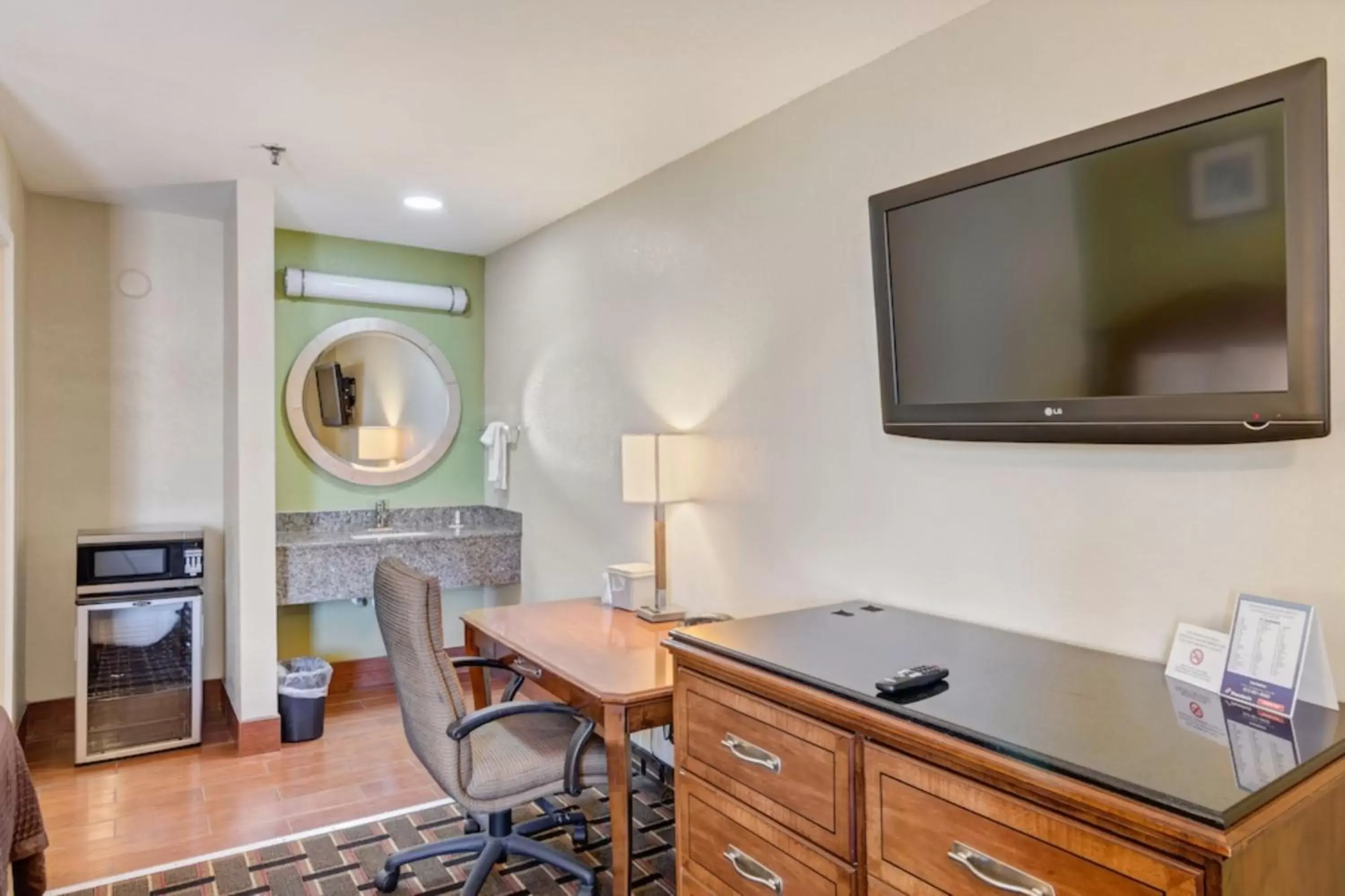 Living room, TV/Entertainment Center in Savannah Garden Hotel