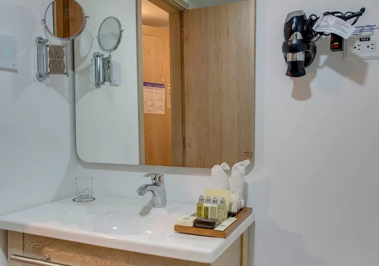 Photo of the whole room, Bathroom in Hotel Cartagena Plaza