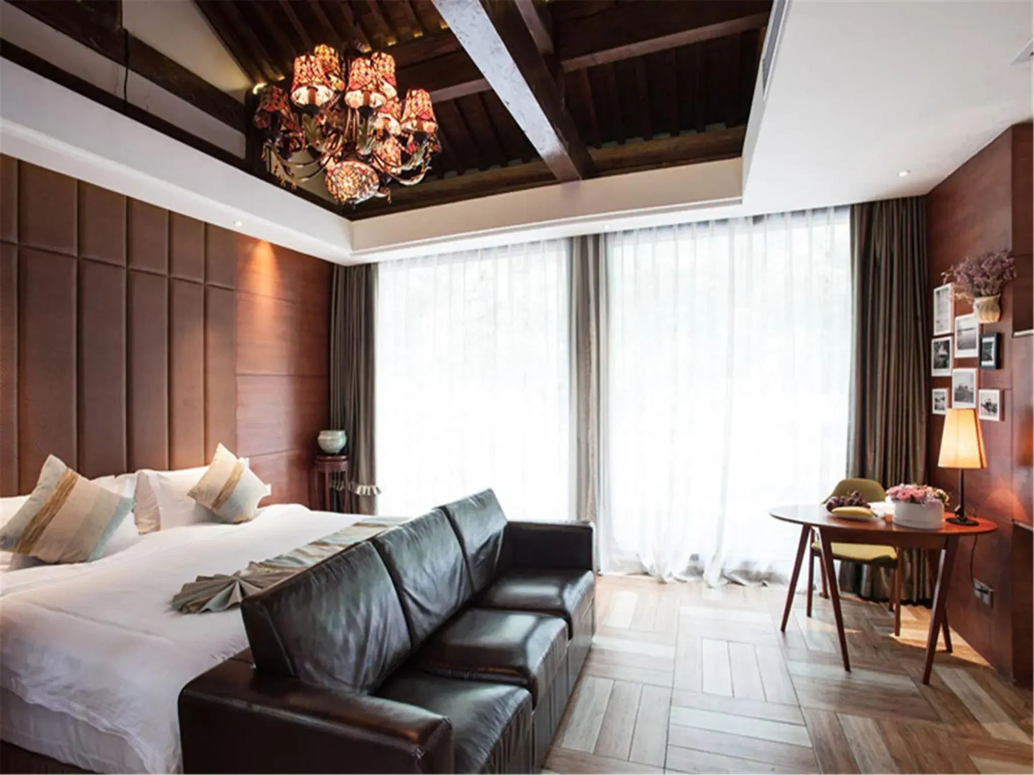 Photo of the whole room in Yurong West-Lake-Cottage Holiday Hotel Hangzhou