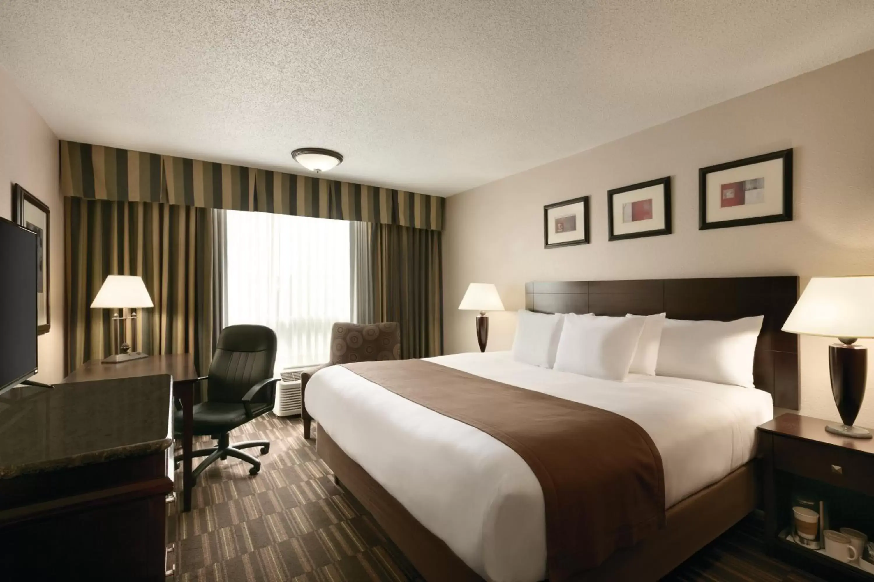 Photo of the whole room, Bed in Radisson Hotel Louisville North