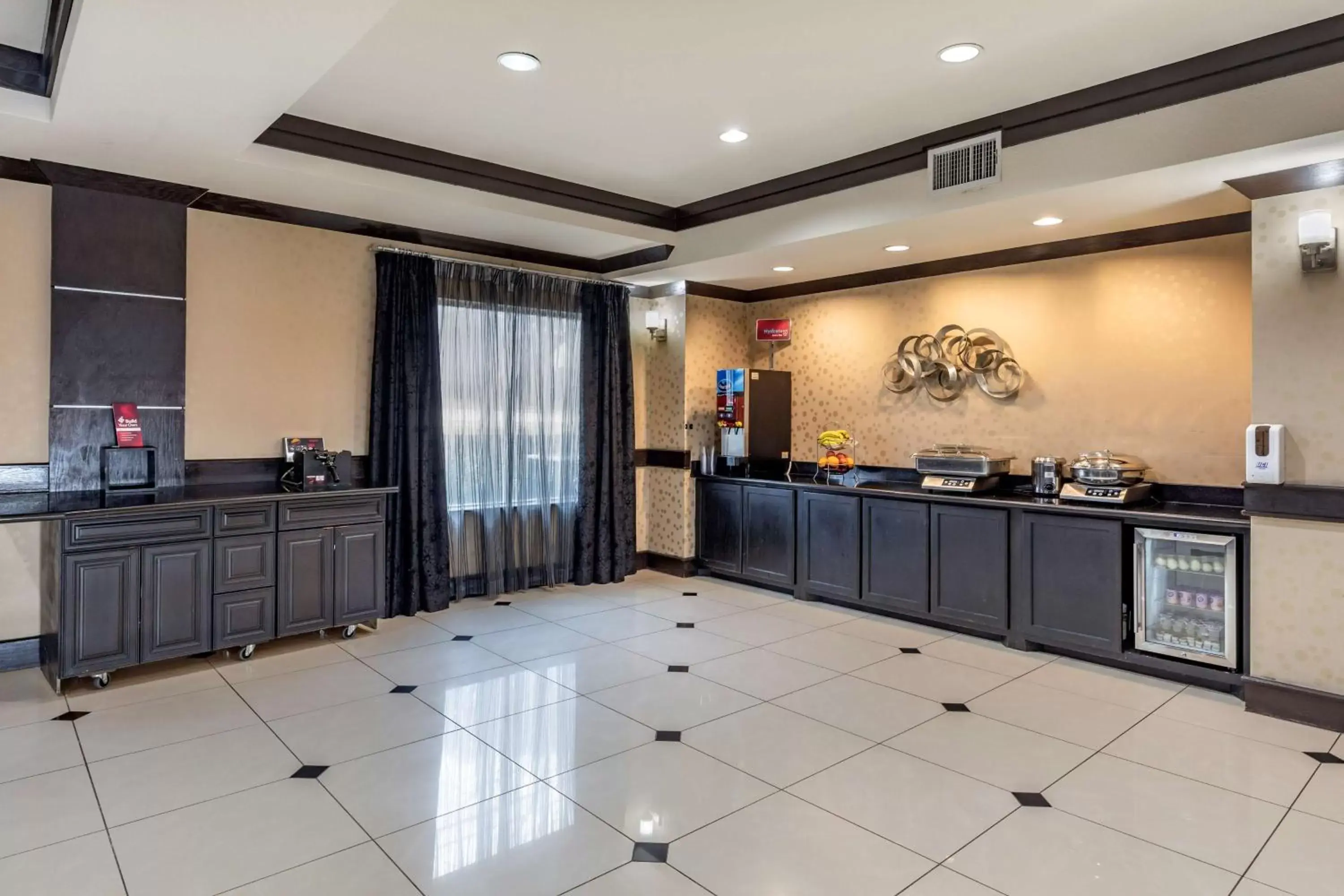 Breakfast, Kitchen/Kitchenette in Best Western Plus DFW Airport West Euless