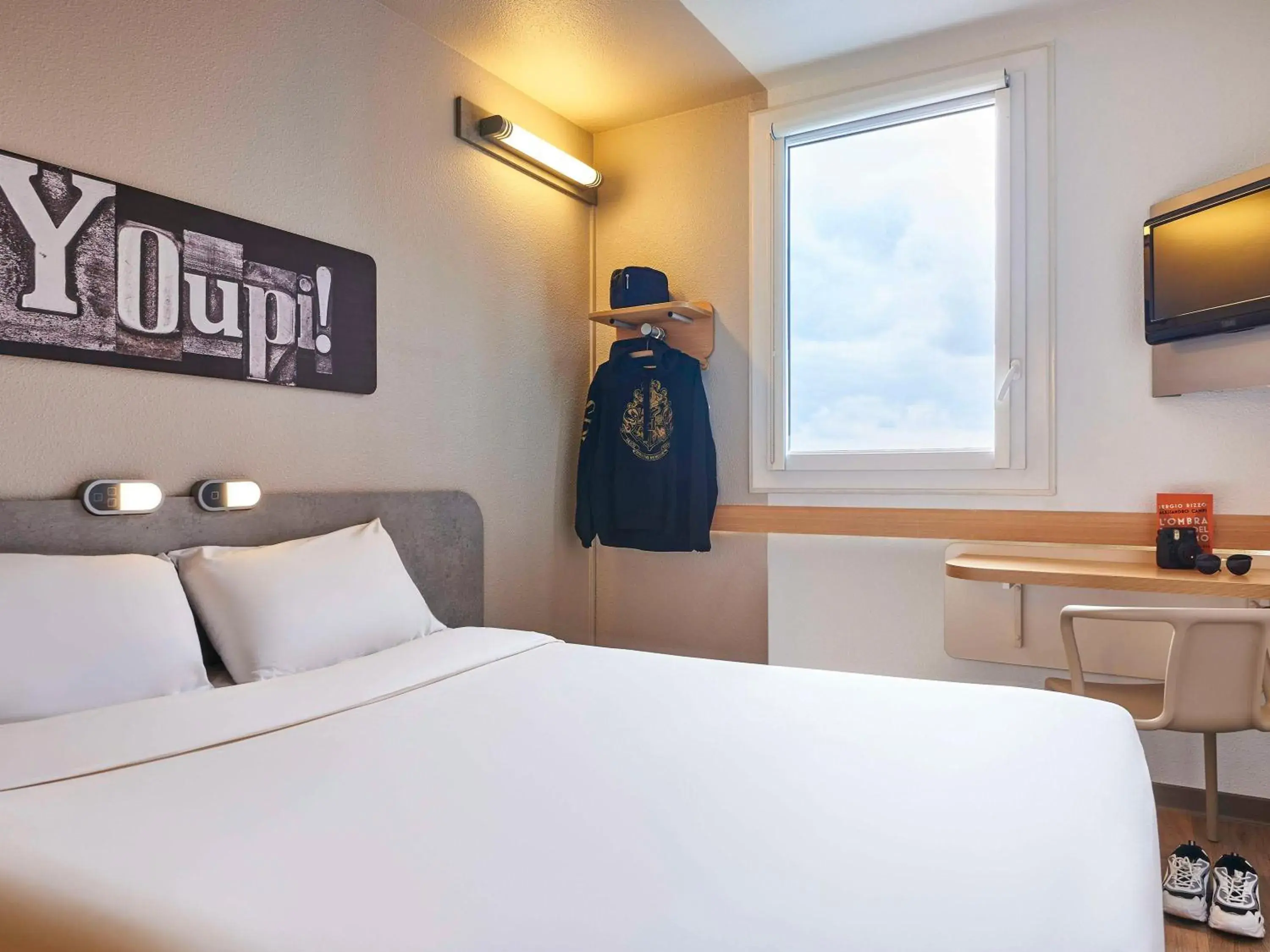 Bedroom, Bed in ibis budget Velizy