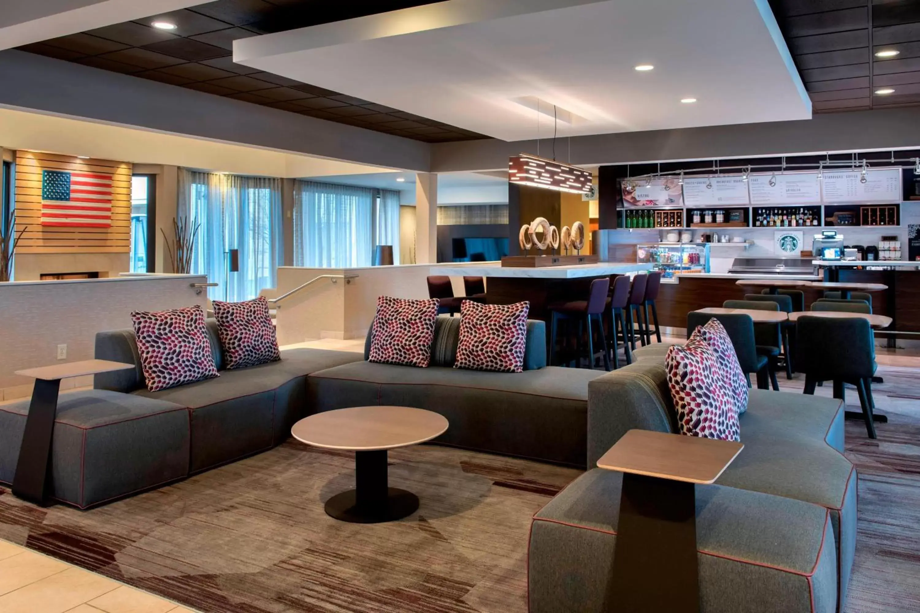 Lobby or reception, Lounge/Bar in Courtyard by Marriott Chicago Waukegan / Gurnee