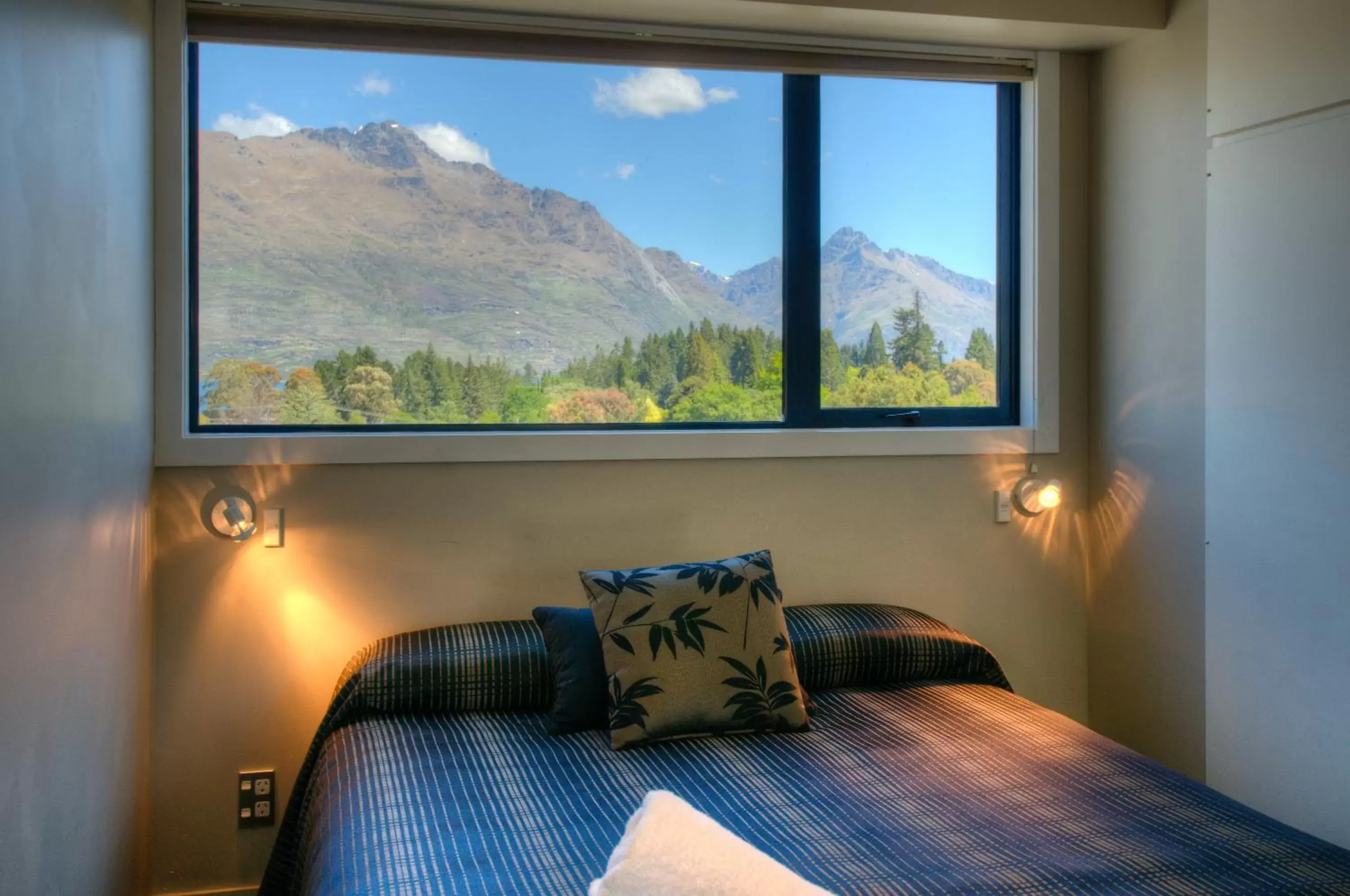 Natural landscape, Bed in Four Seasons Motel