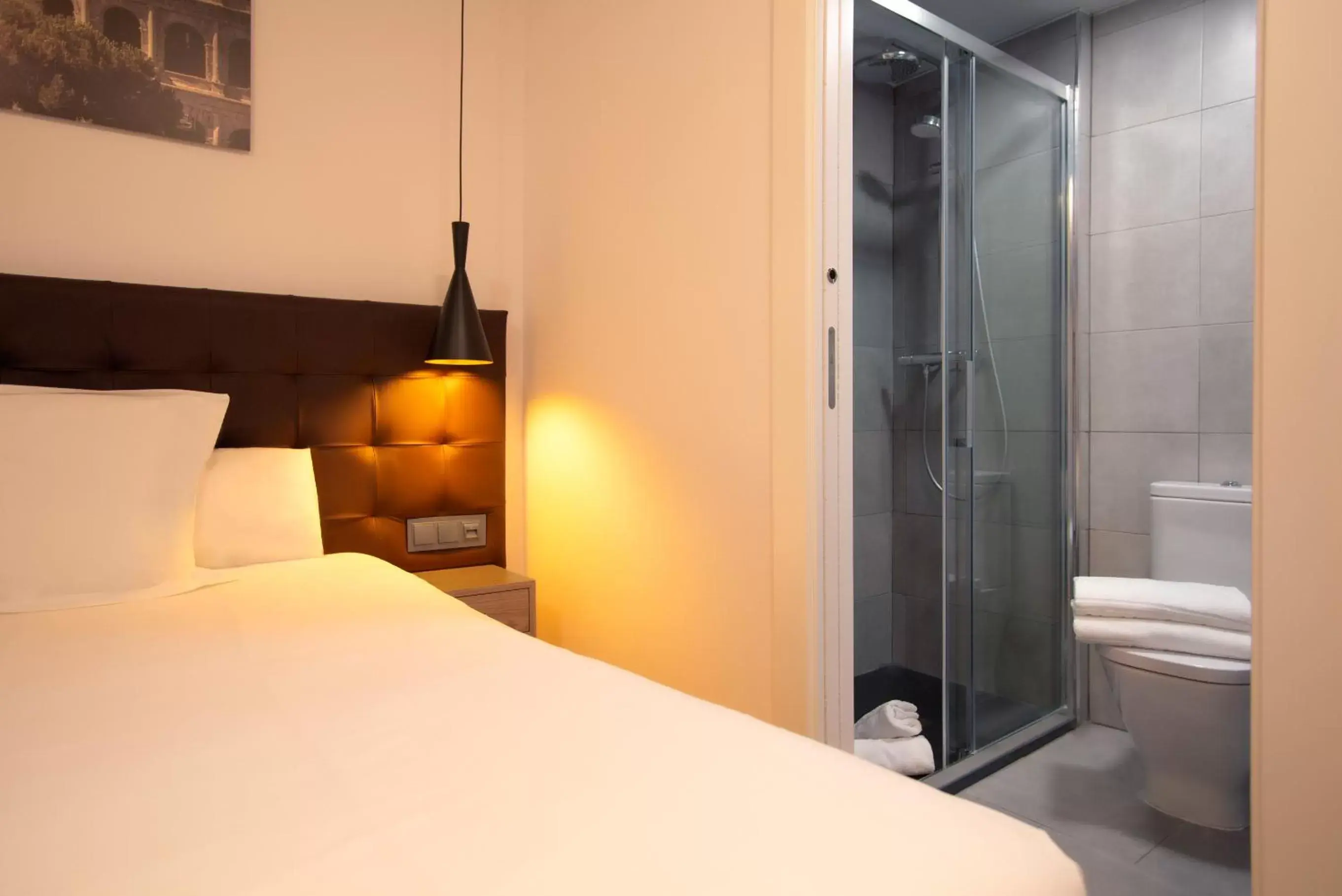 Shower, Bed in Woohoo Rooms Hortaleza