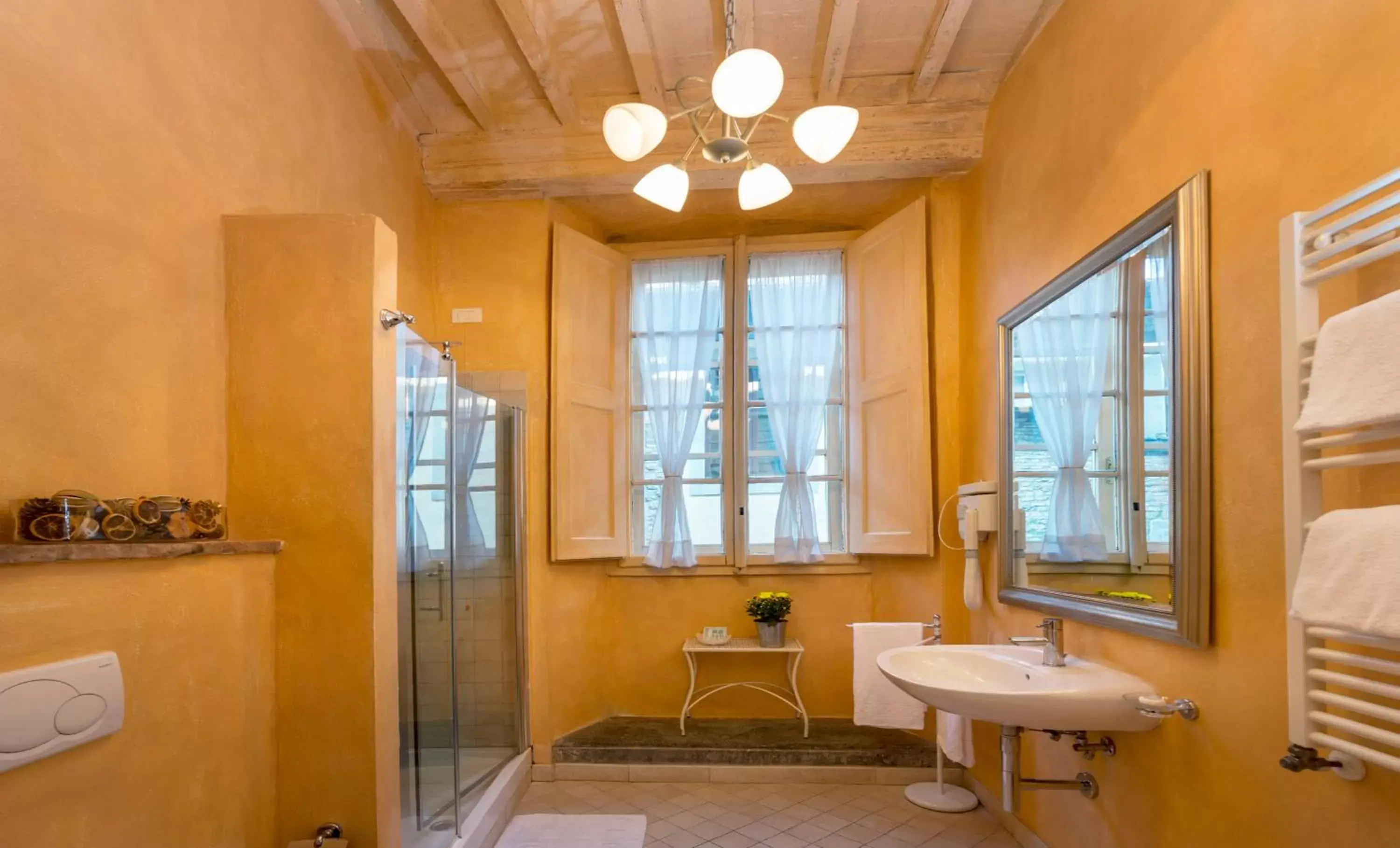 Bathroom in Hotel Italia Cortona
