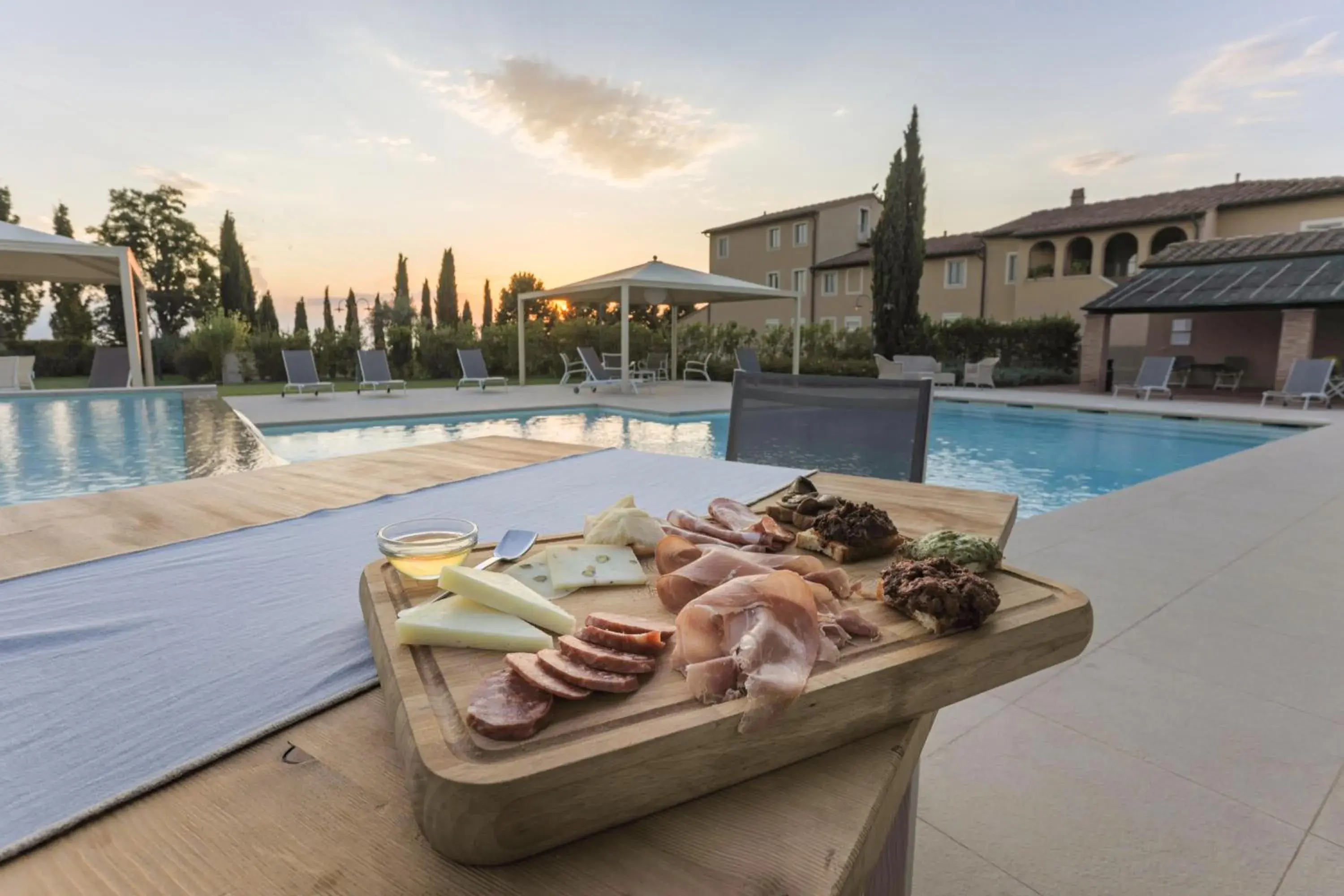 Restaurant/places to eat, Swimming Pool in Resort Casale Le Torri