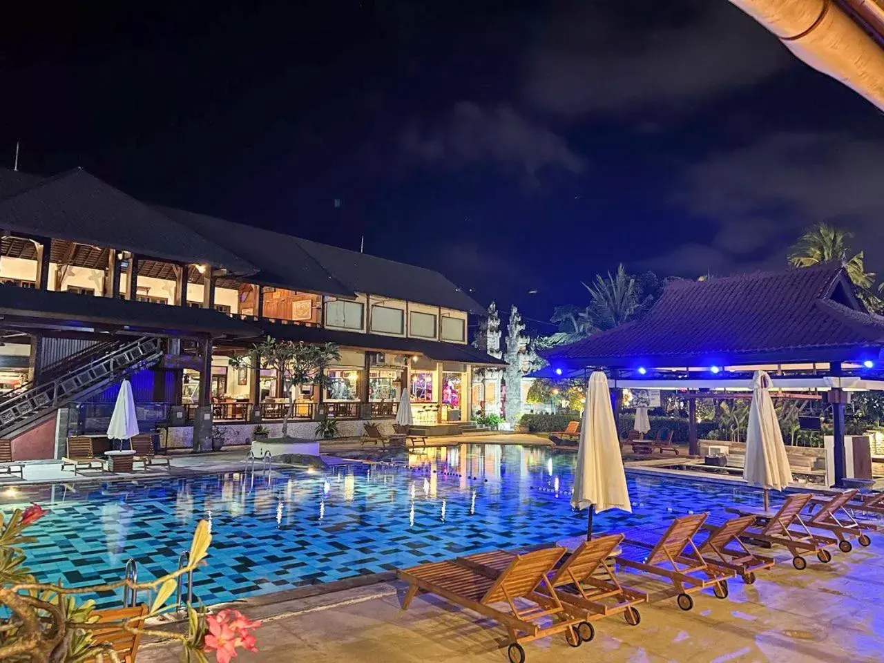 Swimming pool in Grand Istana Rama Hotel