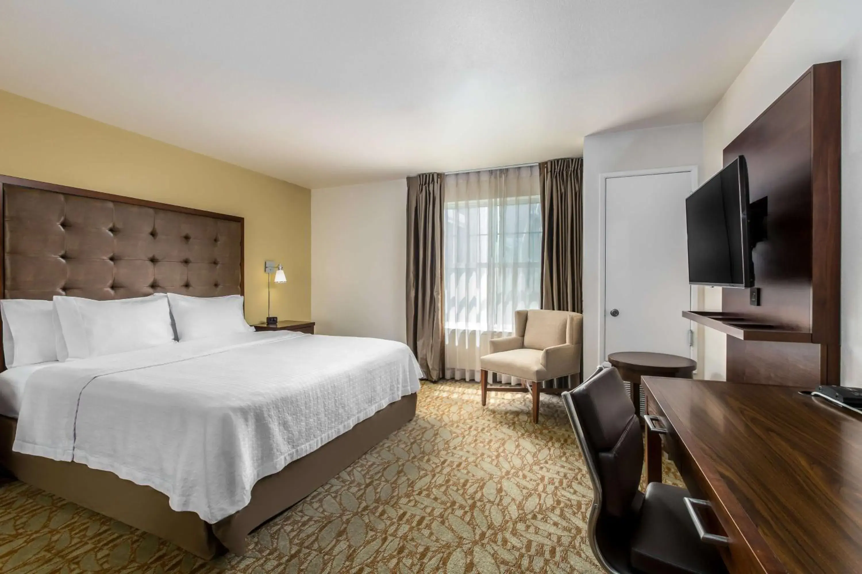 Bedroom, TV/Entertainment Center in Homewood Suites by Hilton Newark Fremont