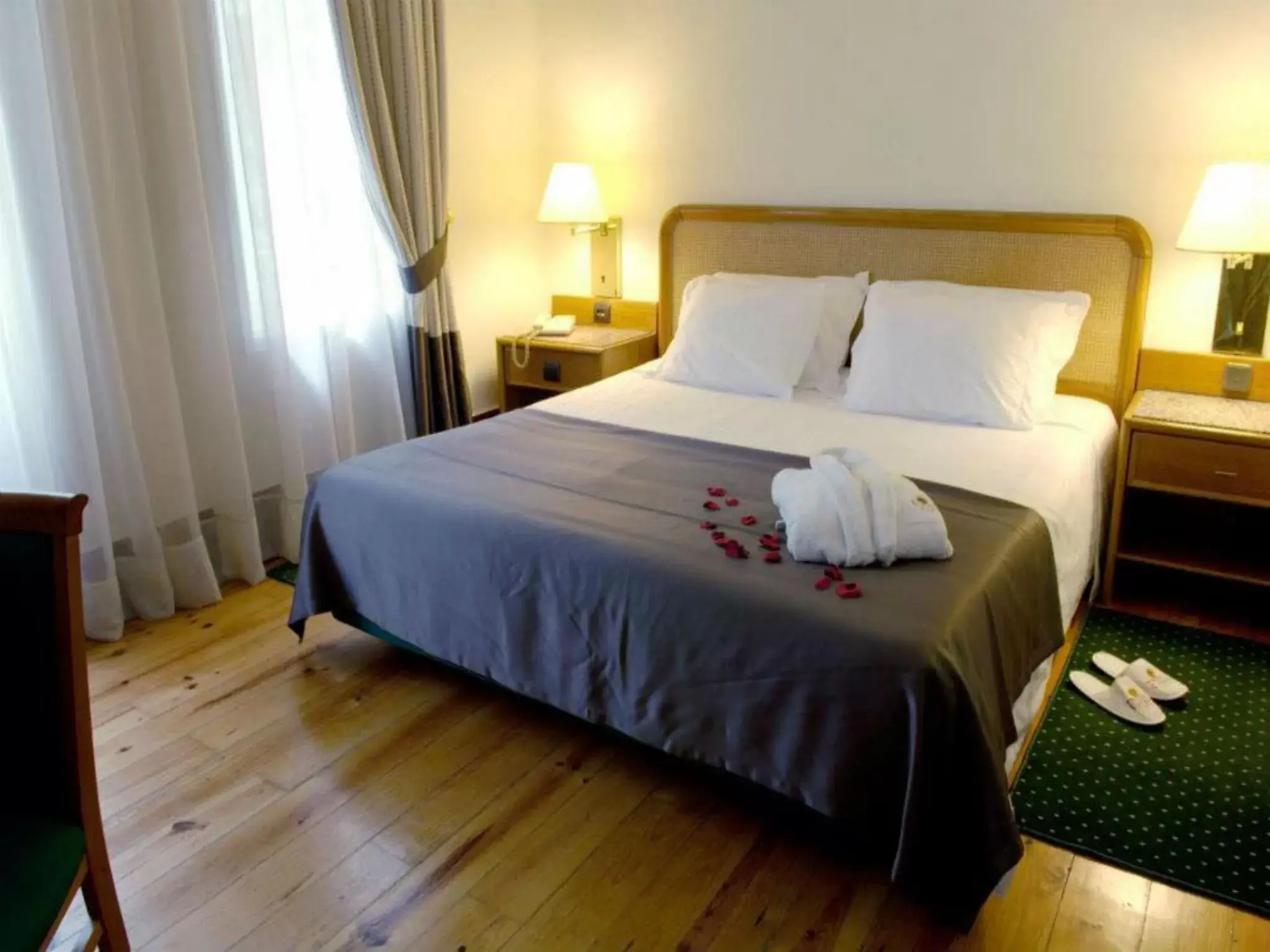 Bedroom, Bed in Palace Hotel & Spa - Termas de Sao Vicente