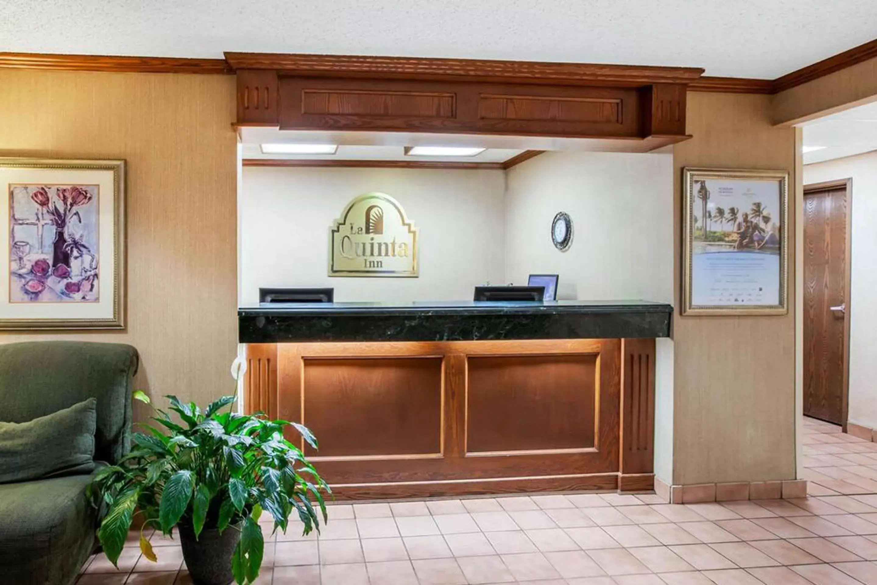 Lobby or reception, Lobby/Reception in La Quinta Inn by Wyndham Detroit Southgate