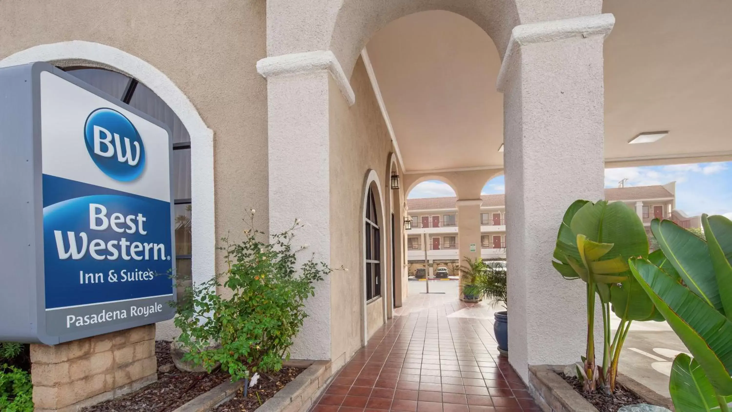 Property building in Best Western Pasadena Royale Inn & Suites