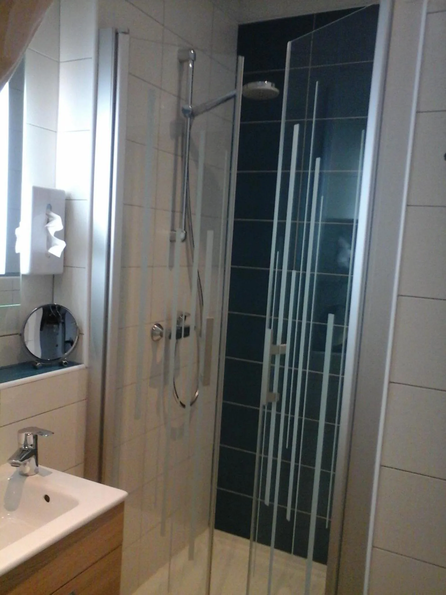 Shower in Hôtel Carmin