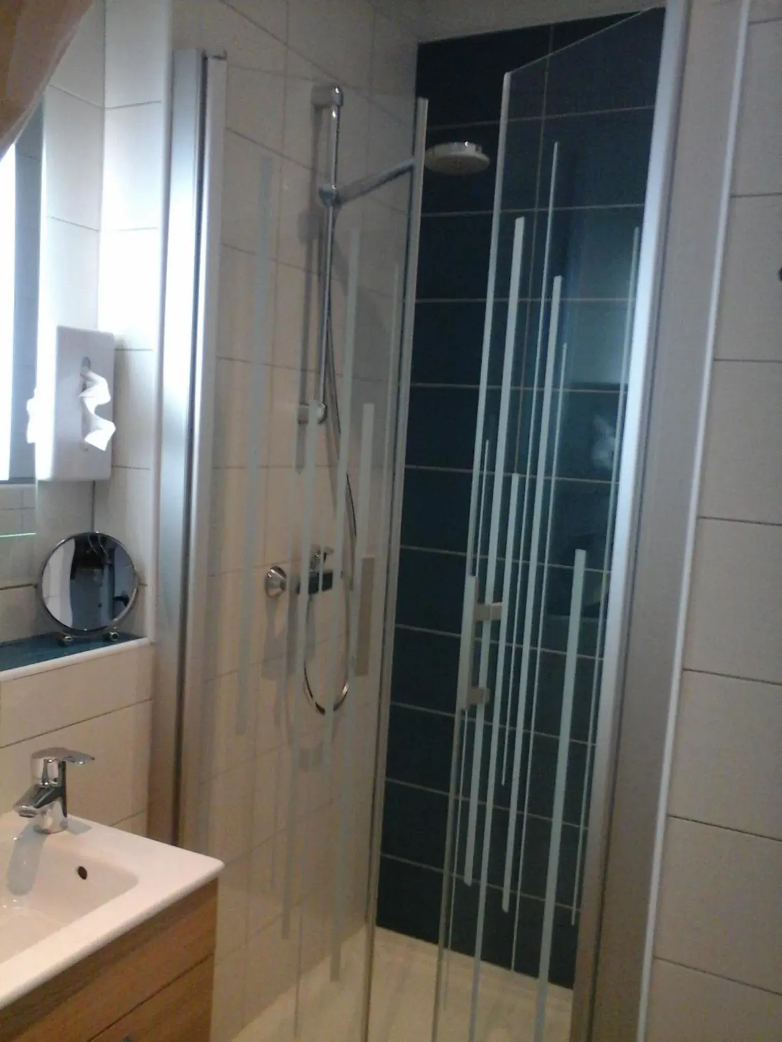 Shower, Bathroom in Hôtel Carmin