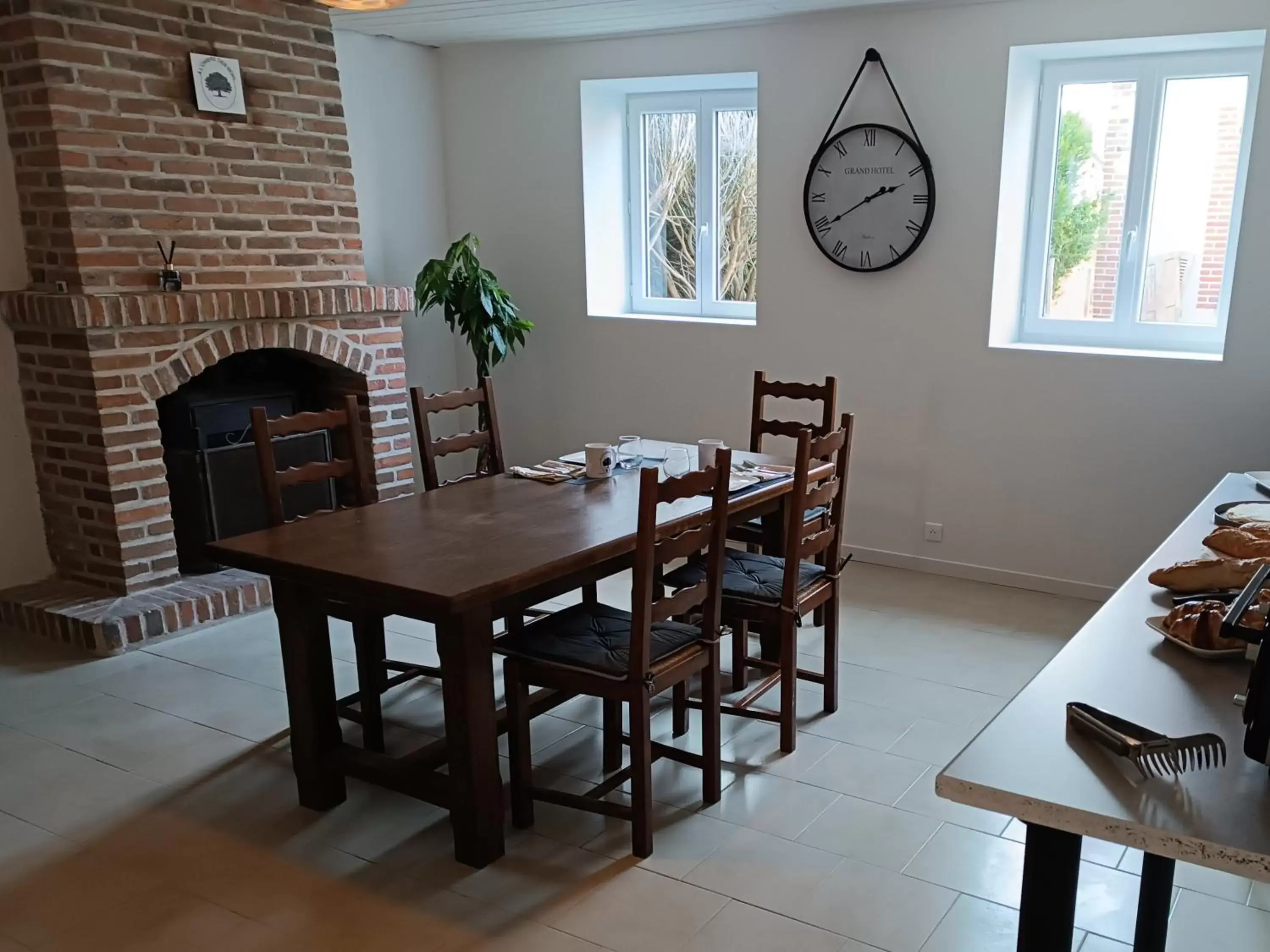 Dining Area in A l'Ombre des Bois, Chambre double vue jardin