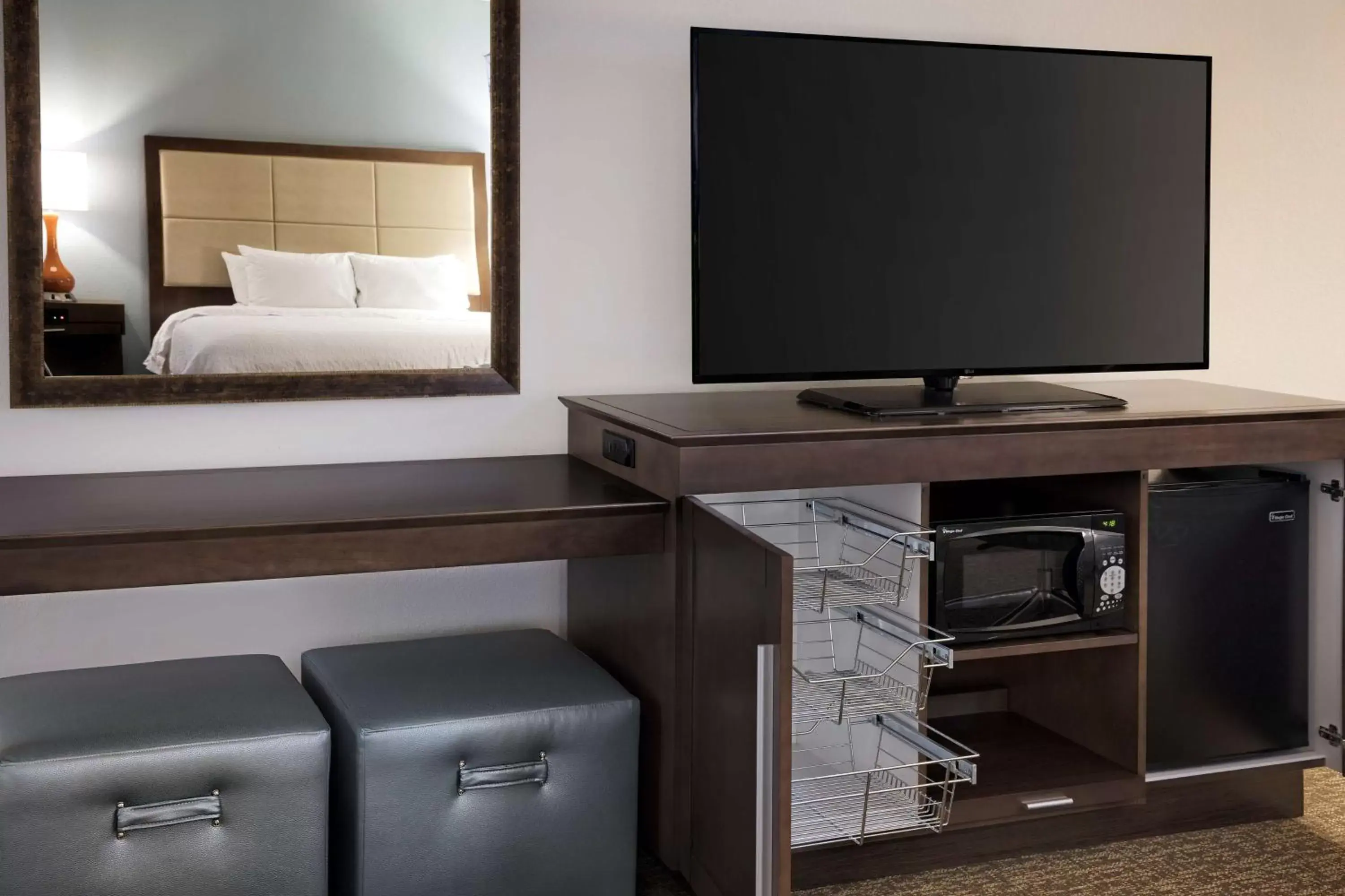 Bed, TV/Entertainment Center in Hampton Inn West Palm Beach Central Airport