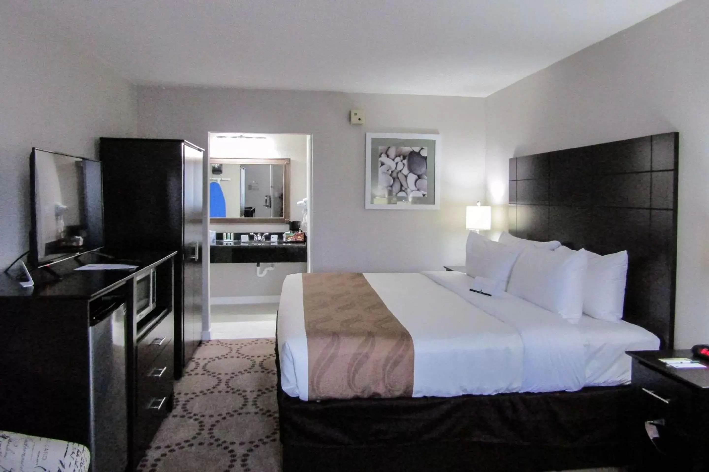 Photo of the whole room, Bed in Quality Inn & Suites By The Lake