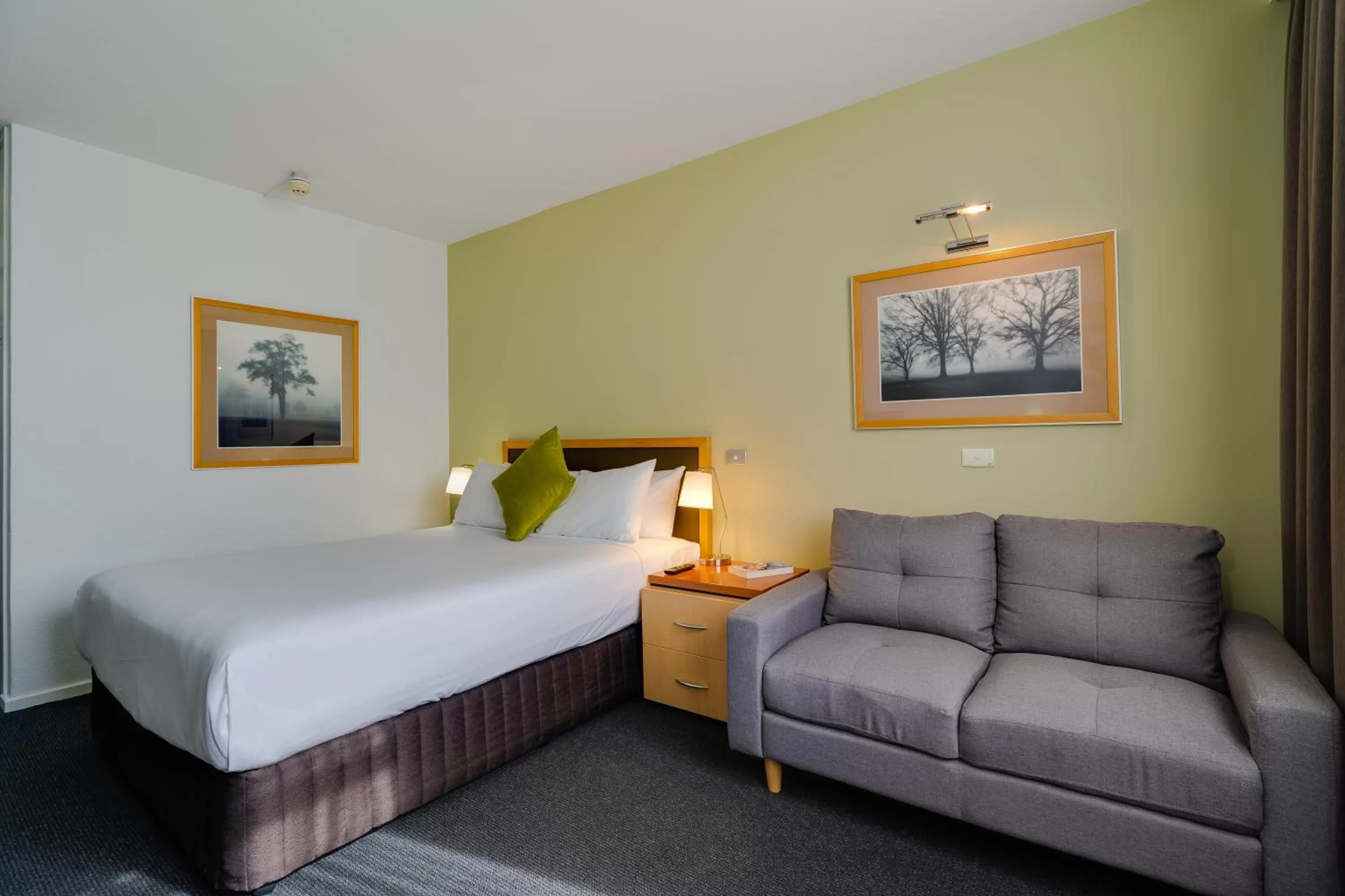 Photo of the whole room, Bed in Mercure Albury