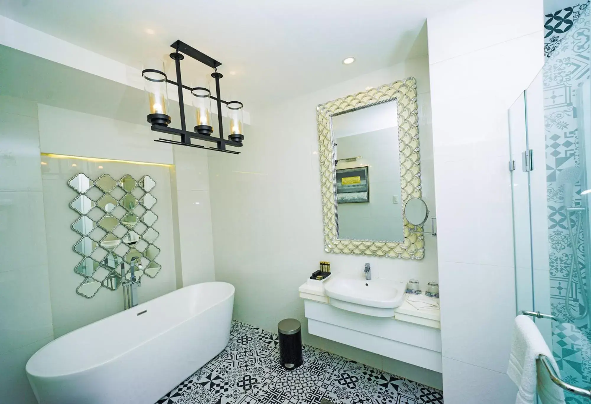 Shower, Bathroom in Hotel Carlito Tagaytay
