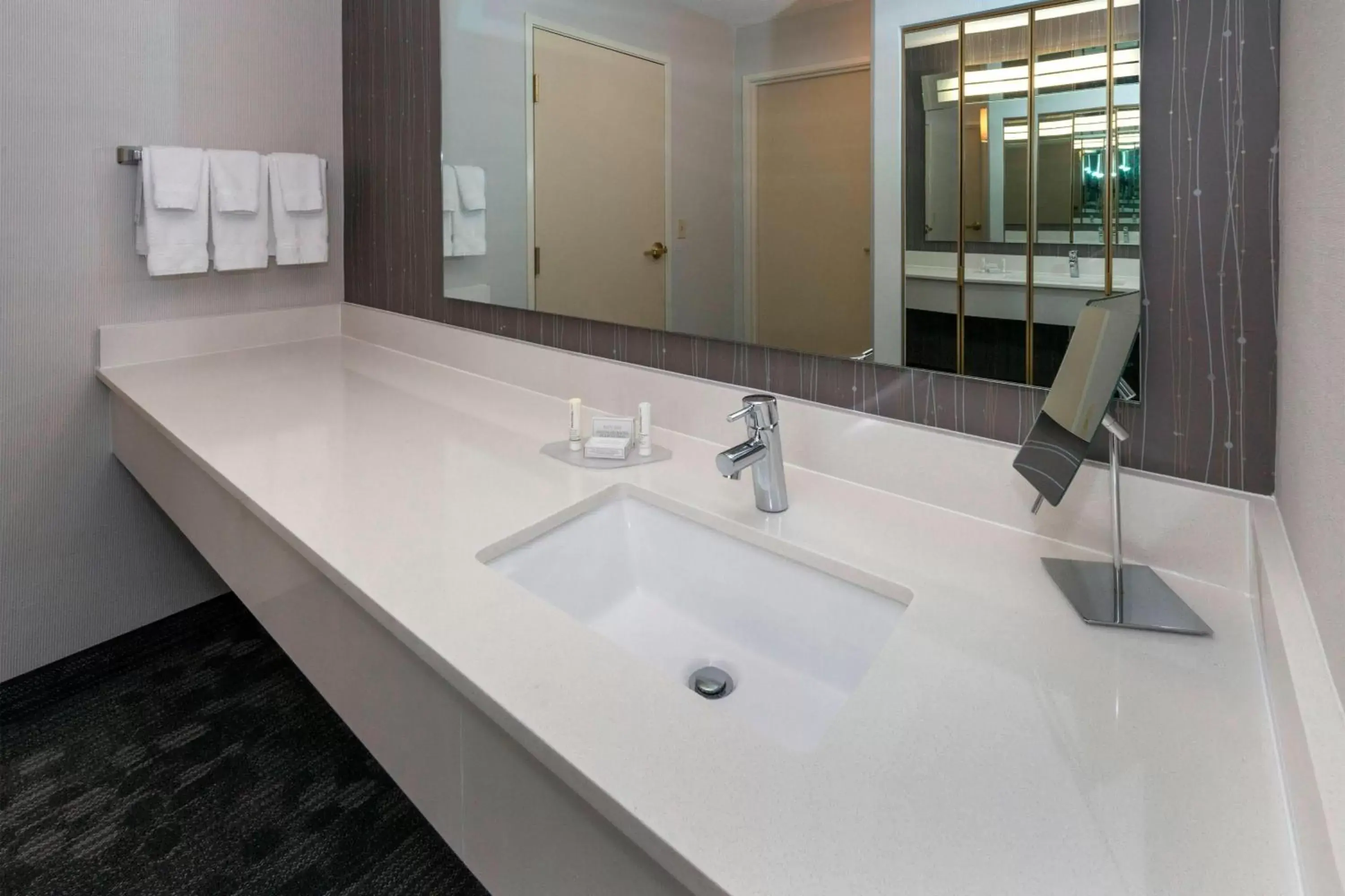 Bathroom in Courtyard by Marriott Lakeland