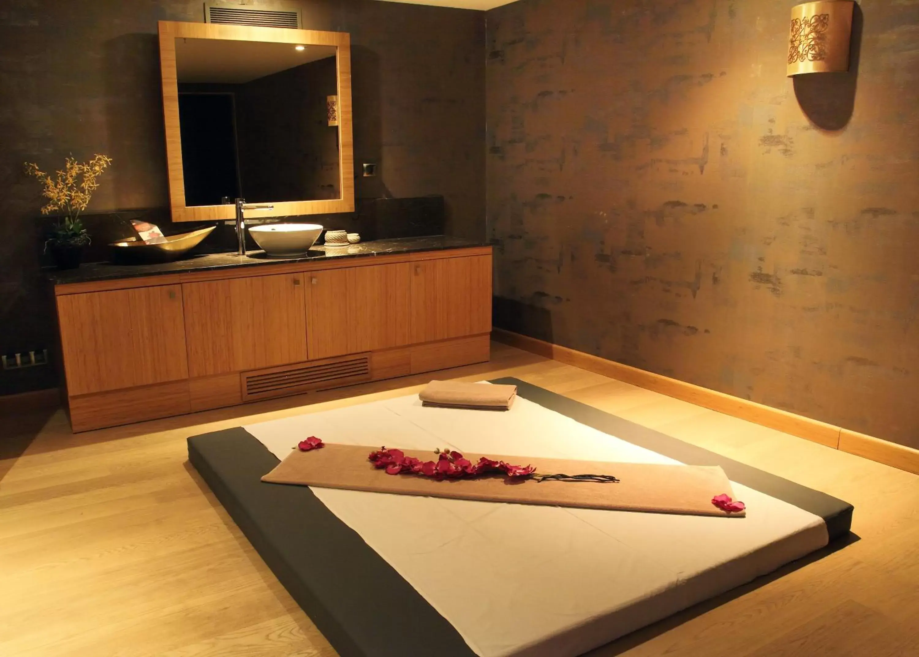 Massage, TV/Entertainment Center in Miracle Istanbul Asia Airport Hotel & Spa