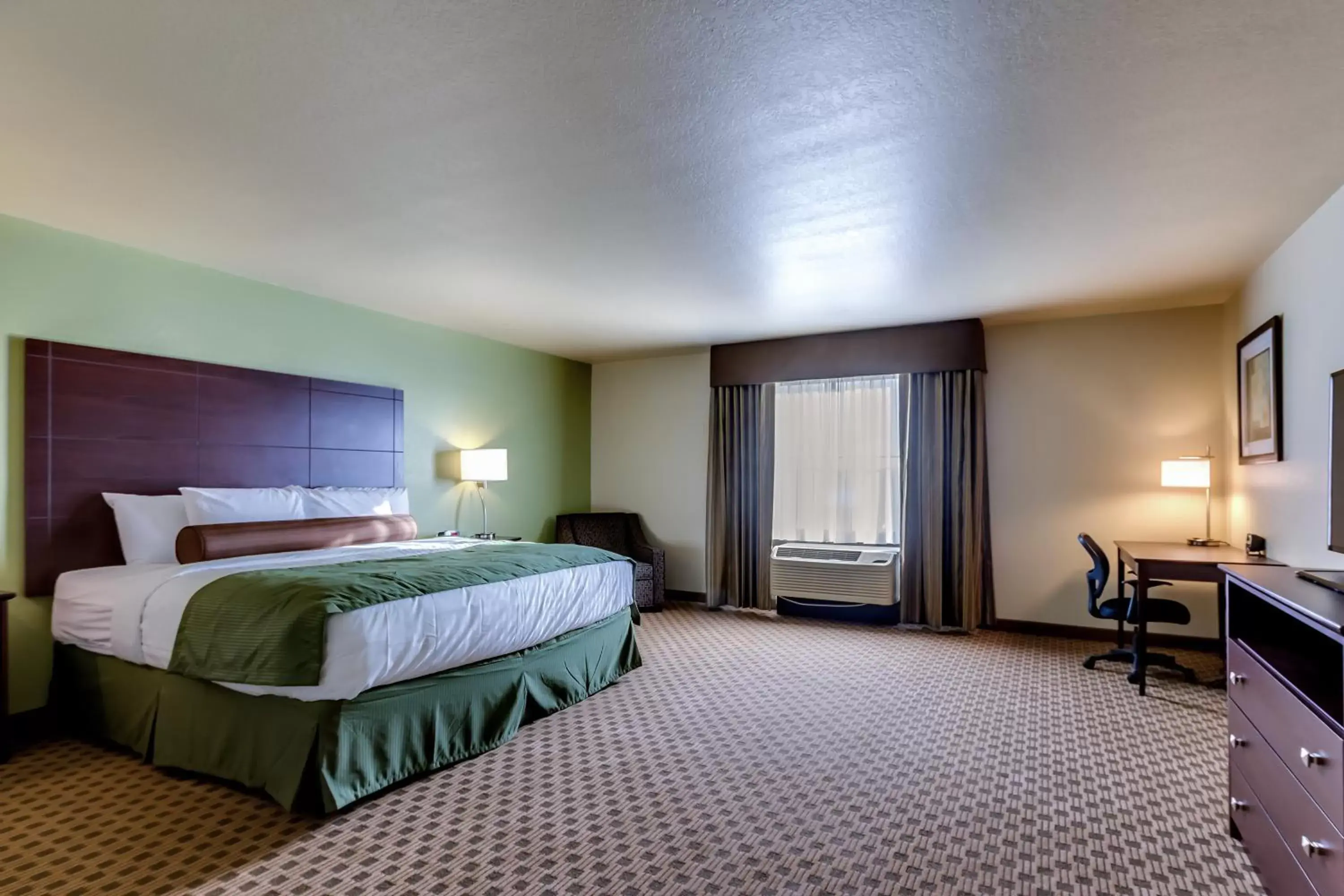 Bed in Cobblestone Inn & Suites - Waverly