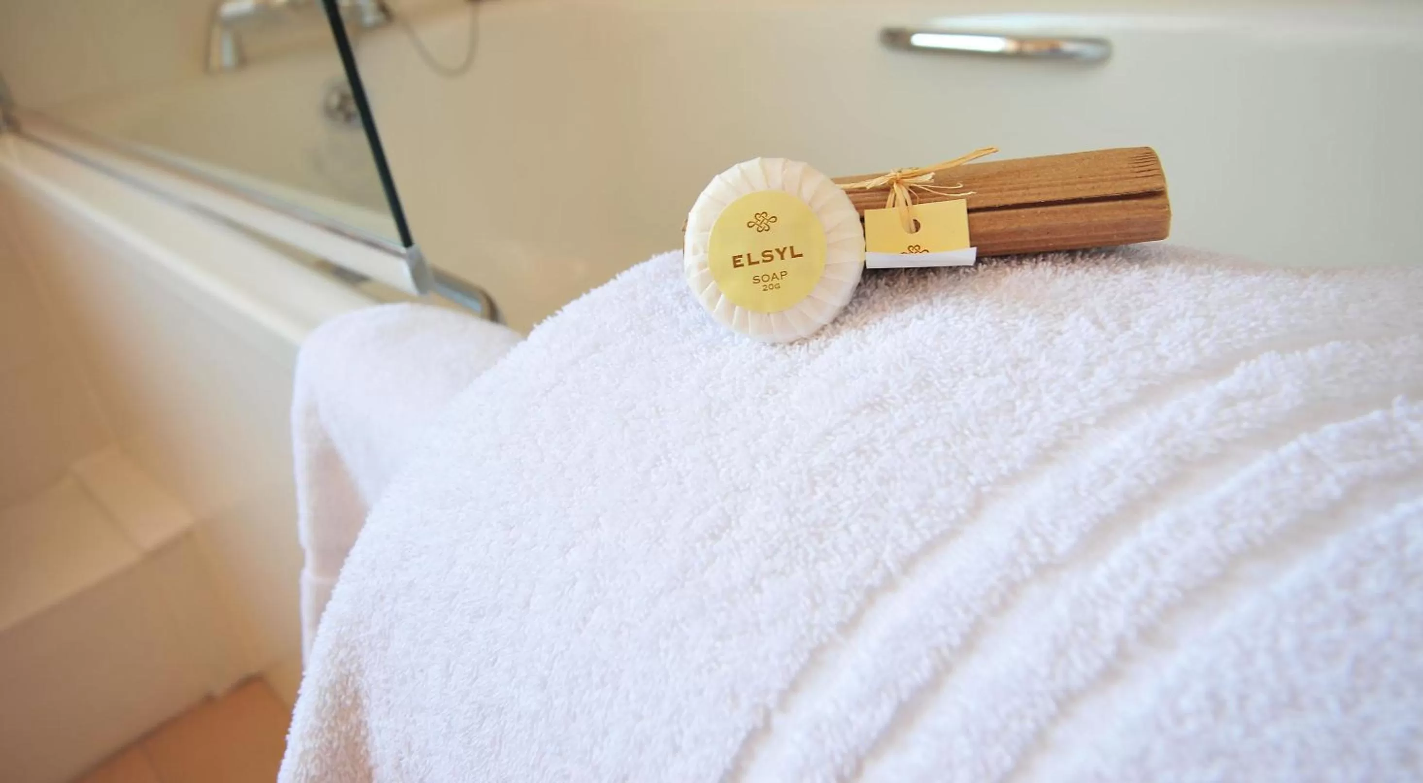 Bathroom, Bed in The White Lion Hotel
