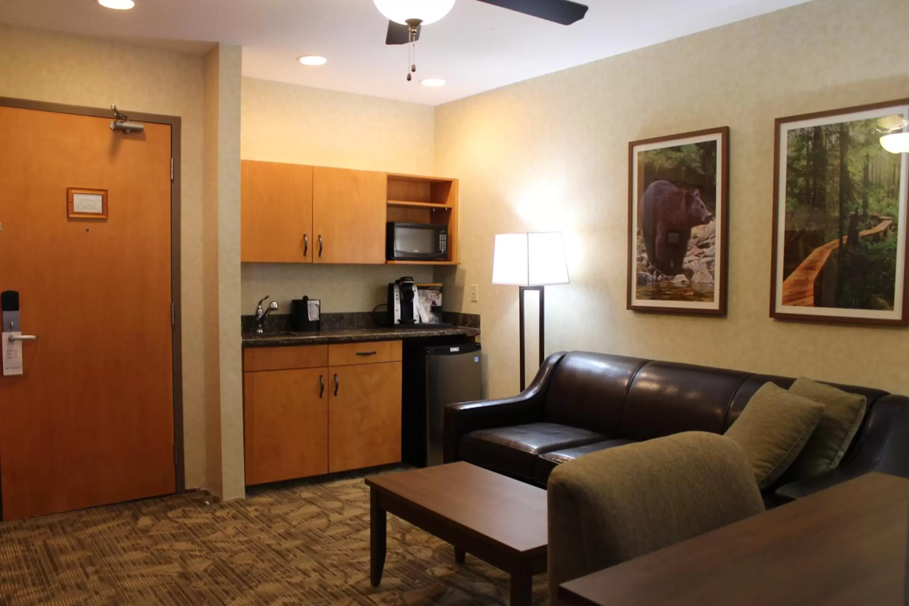 Seating area, Kitchen/Kitchenette in BEST WESTERN PLUS Valemount Inn & Suites